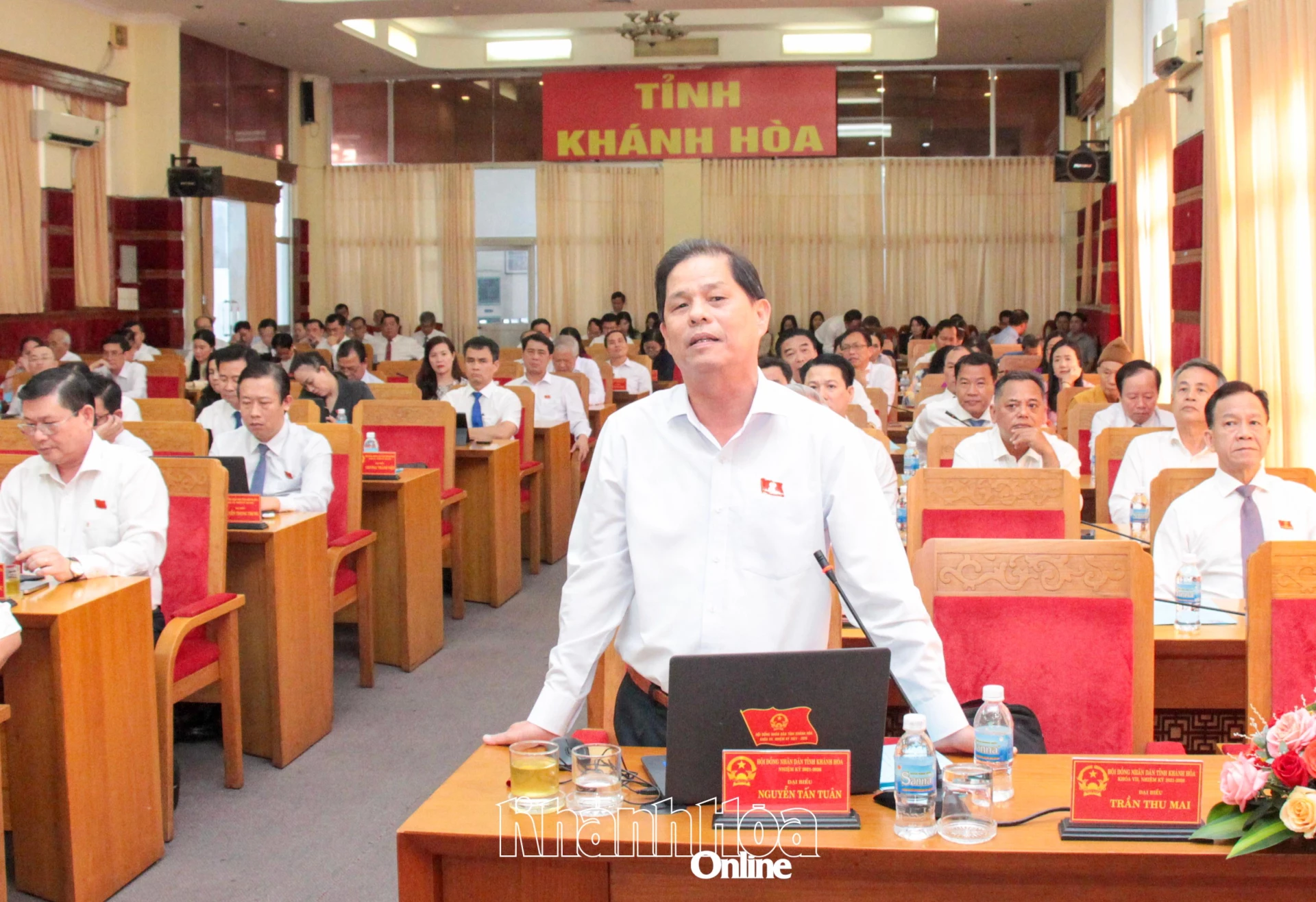 Đại biểu Nguyễn Tấn Tuân - nguyên Phó Bí thư Tỉnh ủy, nguyên Chủ tịch UBND tỉnh phát biểu thảo luận về nội dung UBND tỉnh trình tại kỳ họp