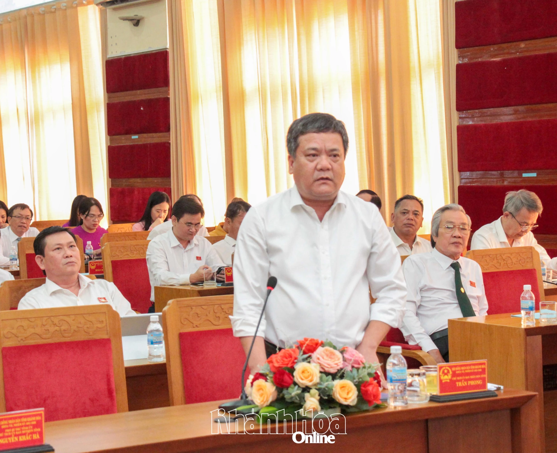 Chủ tịch UBND tỉnh Trần Phong phát biểu làm rõ một số vấn đề đại biểu HĐND tỉnh nêu khi thảo luận về các dự thảo nghị quyết