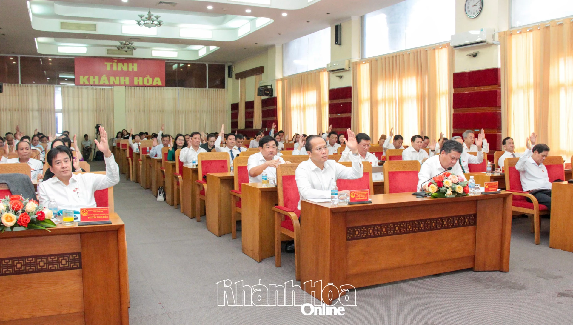 Các đại biểu biểu quyết thông qua nghị quyết được trình tại kỳ họp