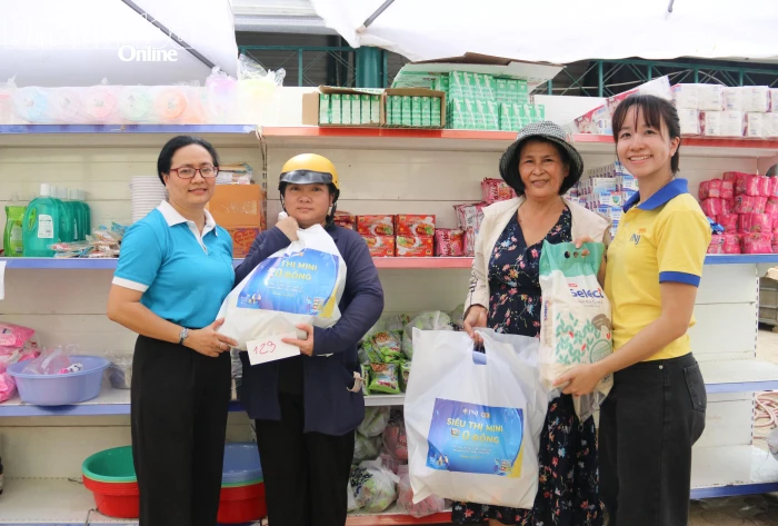 Tổ chức phiên chợ 0 đồng và trao quà hỗ trợ cho phụ nữ, học sinh