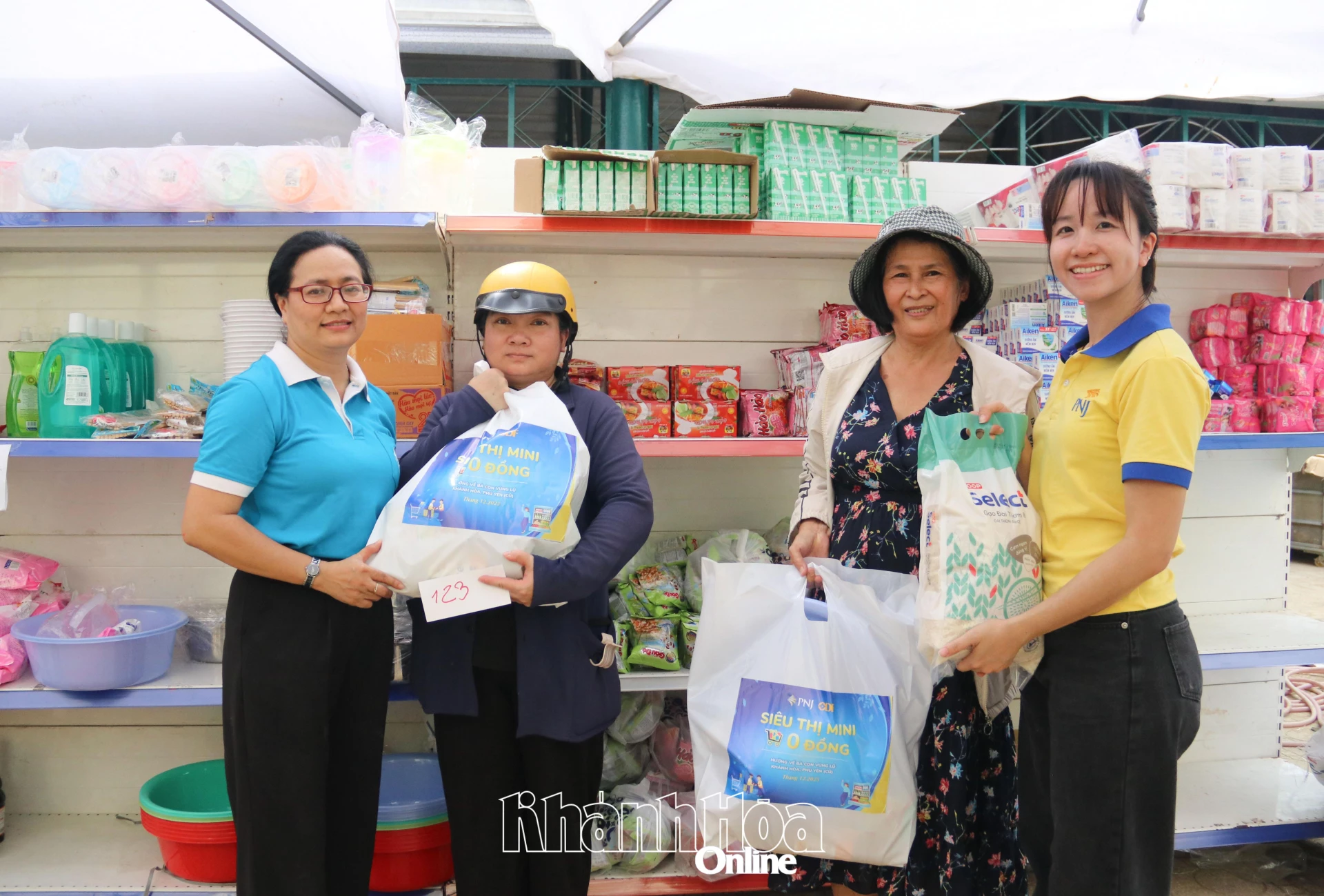 Lãnh đạo Hội Liên hiệp Phụ nữ tỉnh và đại diện Công ty Cổ phần Vàng bạc đá quý Phú Nhuận PNJ - Chi nhánh Tây Nguyên và Nam Trung Bộ tặng quà cho người dân tại phiên chợ 0 đồng.