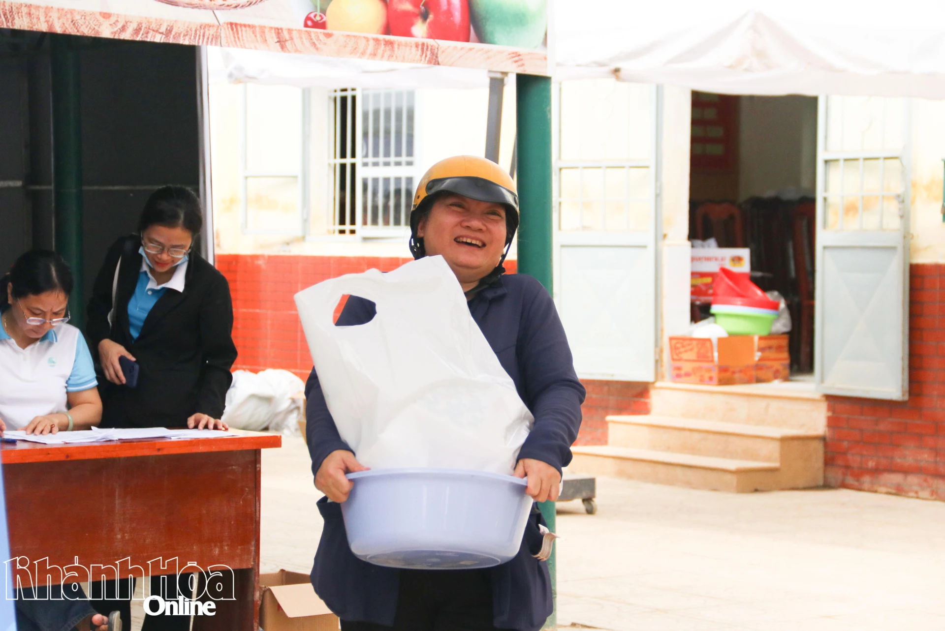 Người dân vui mừng ra về sau khi mua được những món hàng cần thiết cho gia đình.