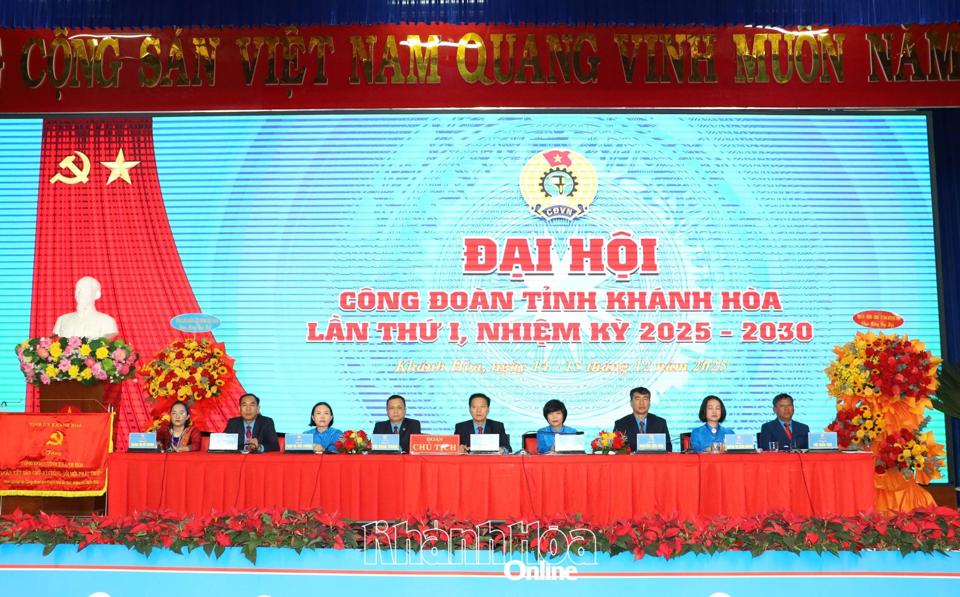 Đoàn Chủ tịch điều hành đại hội.