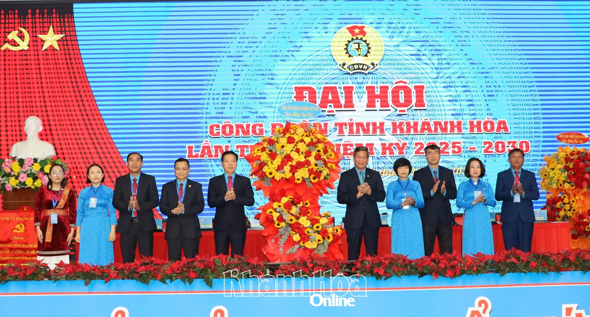 Đồng chí Huỳnh Thanh Xuân tặng hoa chúc mừng đại hội.