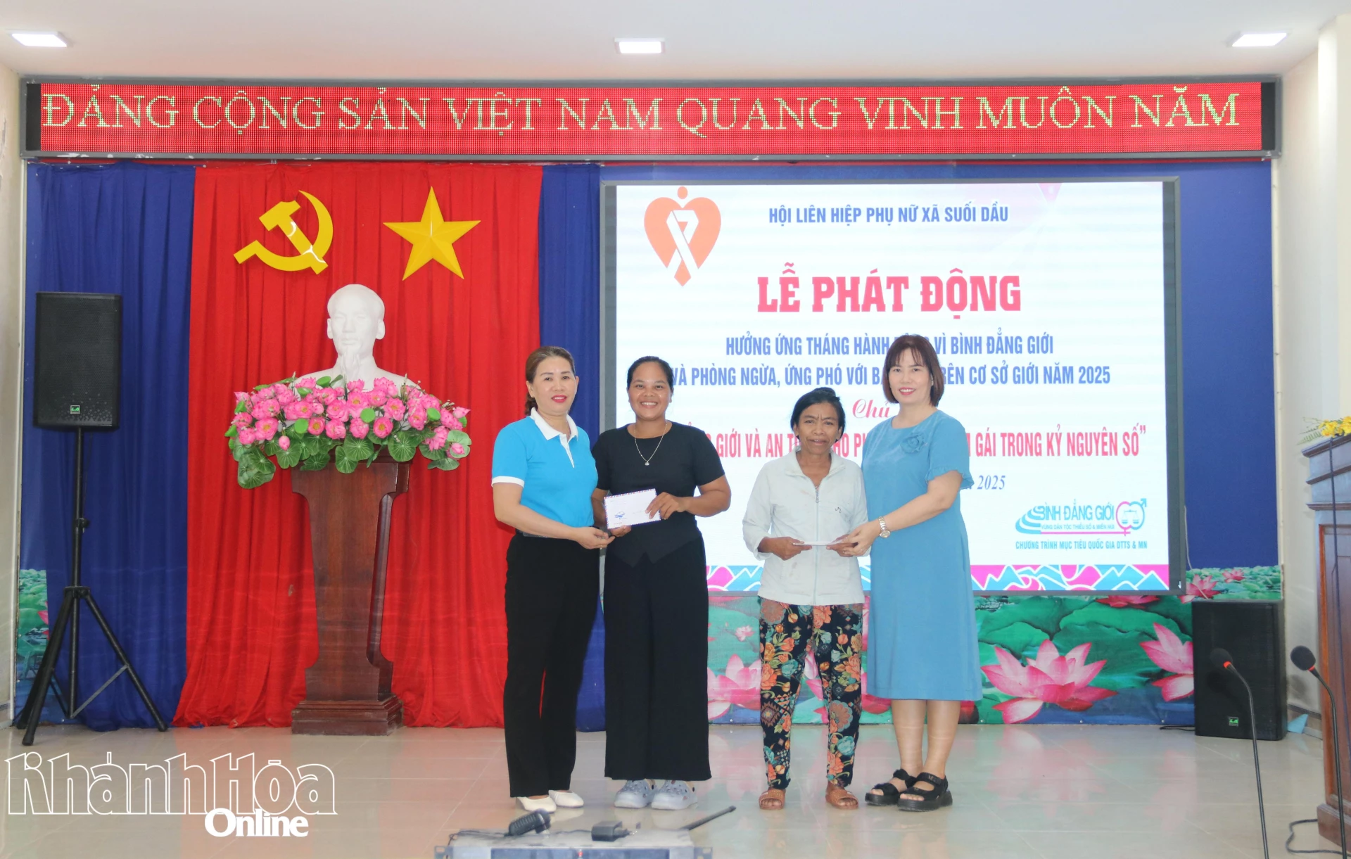 Hội Liên hiệp Phụ nữ xã trao phương tiện sinh kế hỗ trợ hội viên phụ nữ.