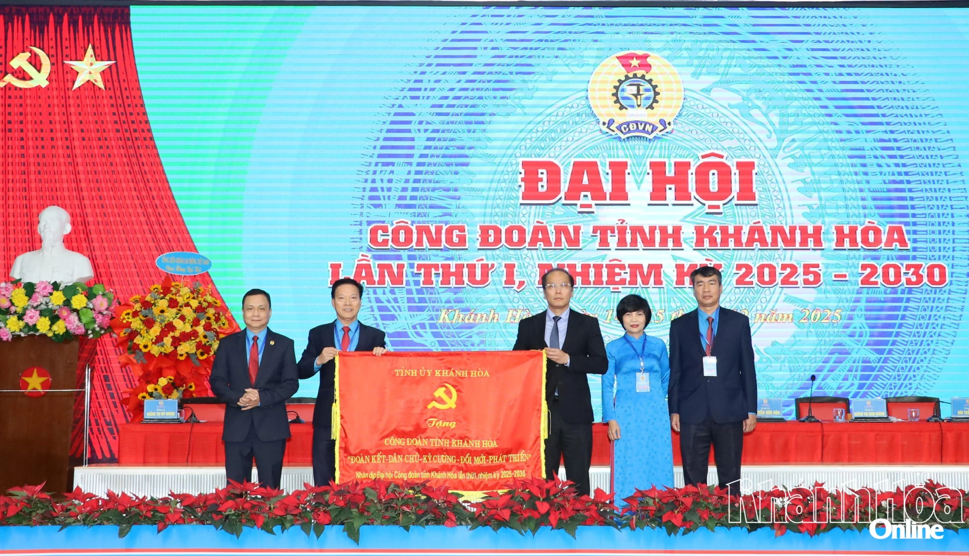 Đồng chí Nguyễn Khắc Hà trao bức trướng chúc mừng đại hội.