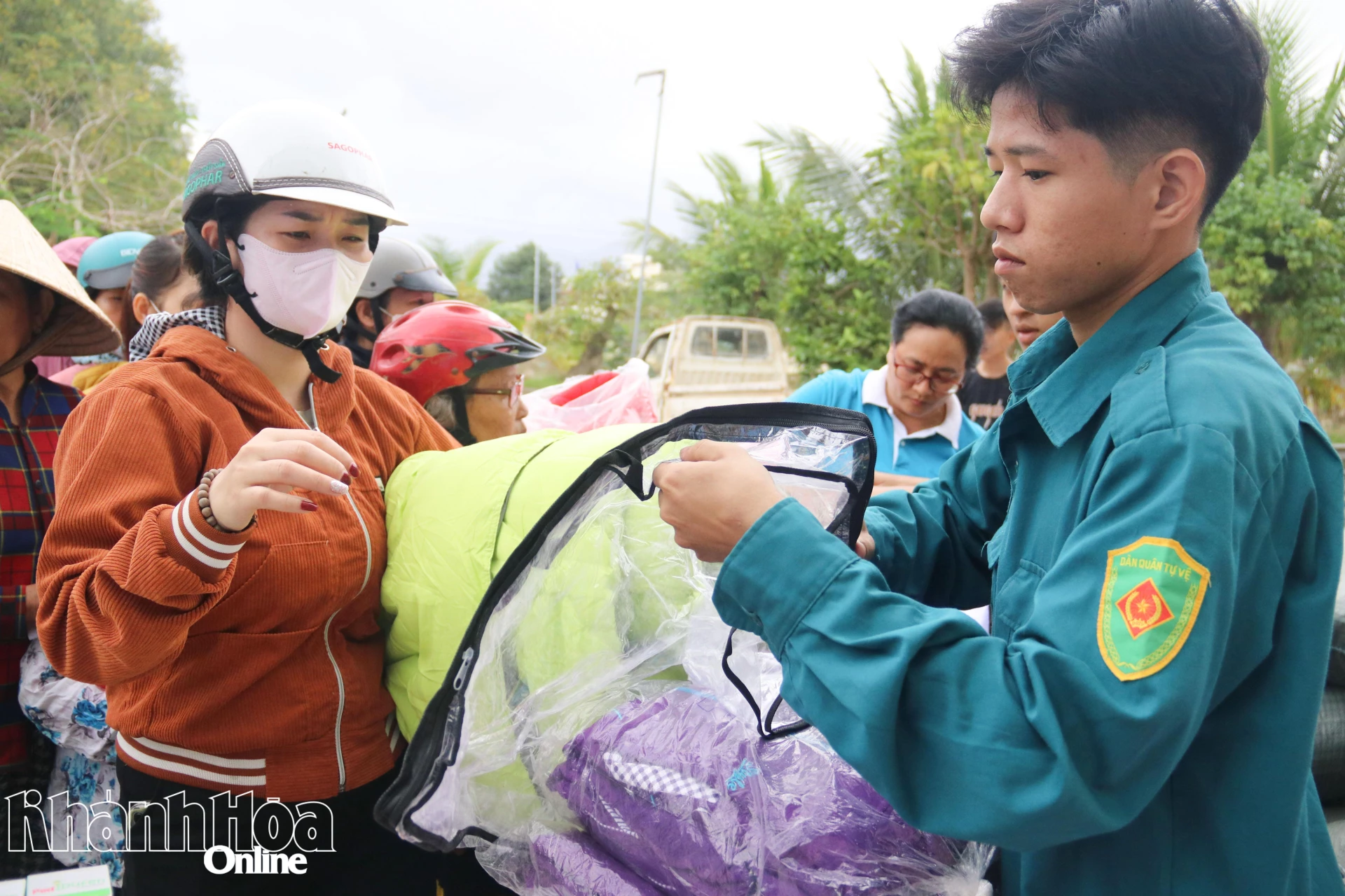 Người dân nhận mền và các vật dụng cần thiết.