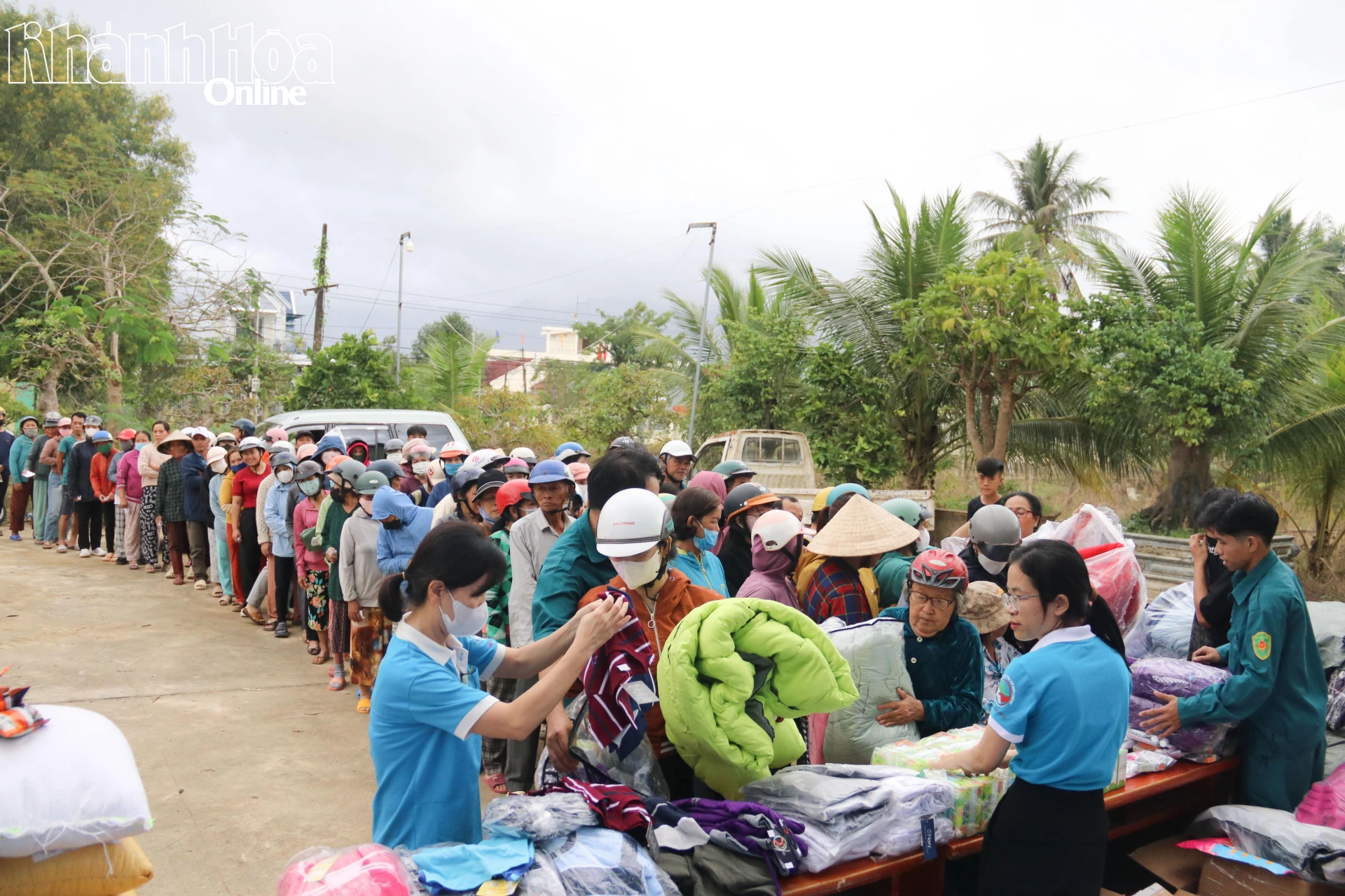 Người dân xếp hàng nhận quà tại phiên chợ 0 đồng.