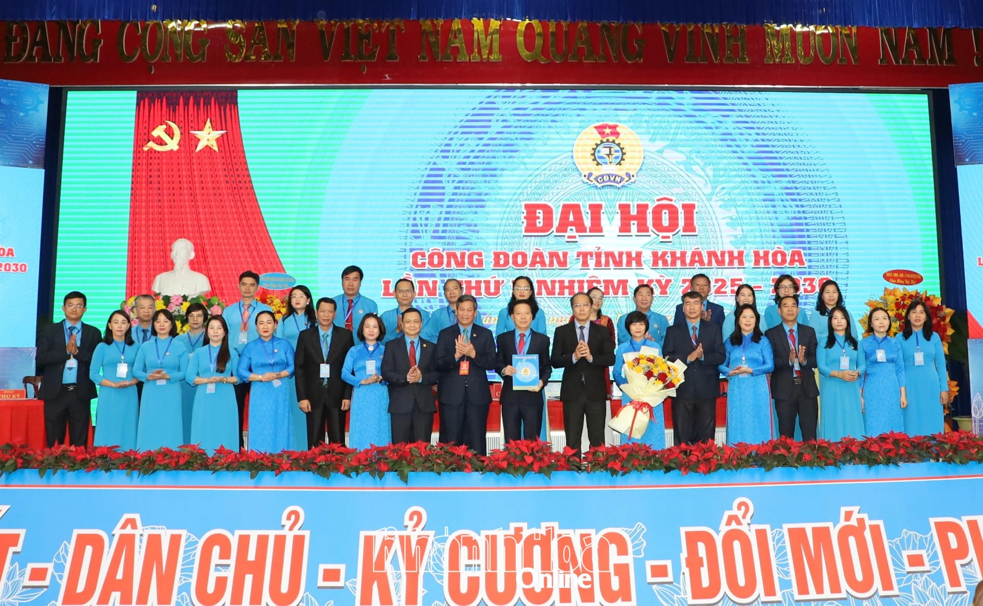 Đồng chí Huỳnh Thanh Xuân và đồng chí Nguyễn Khắc Hà trao quyết định, tặng hoa chúc mừng Ban Chấp hành Công đoàn tỉnh Khánh Hòa nhiệm kỳ 2025 - 2030.