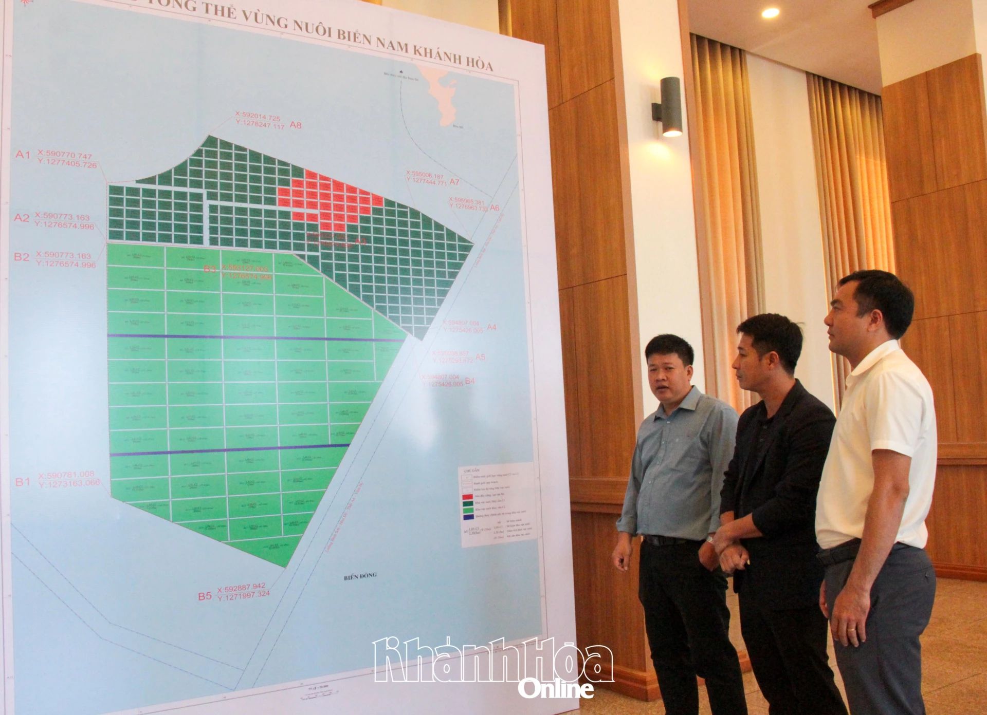 Các doanh nghiệp tìm hiểu khu vực phát triển nuôi biển phía nam tỉnh.