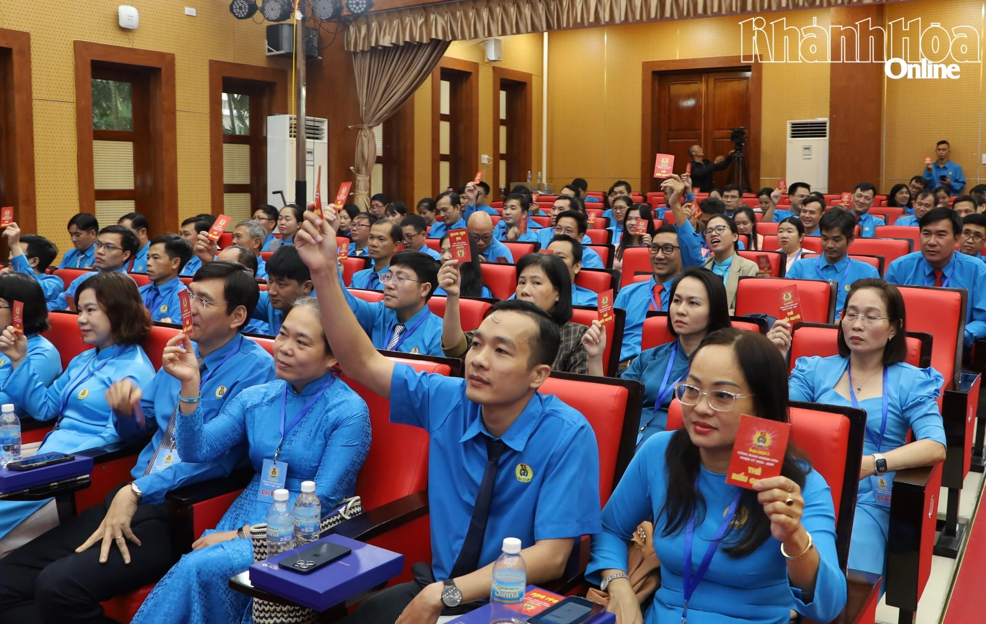 Các đại biểu biểu quyết tại đại hội.