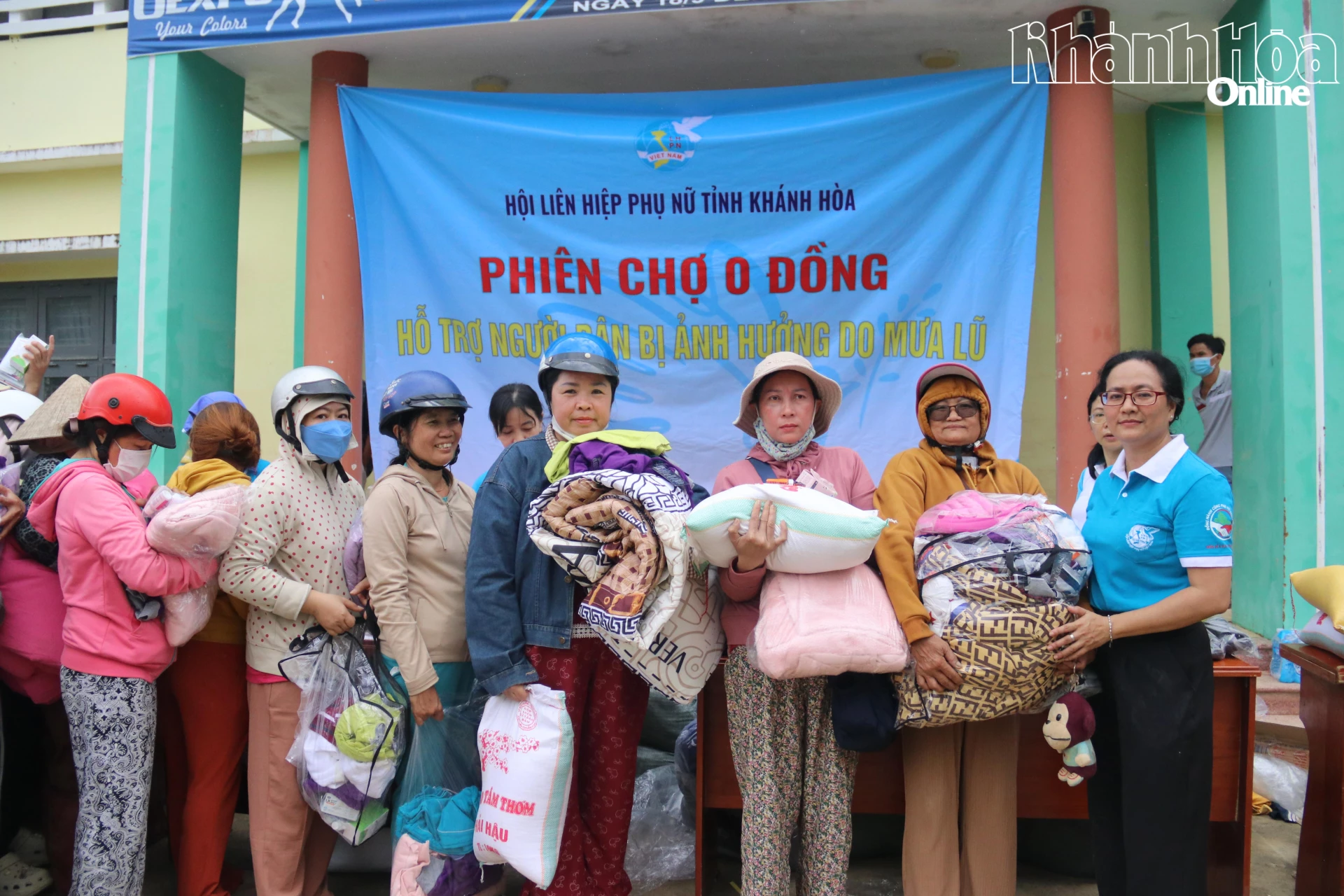 Lãnh đạo Hội Liên hiệp Phụ nữ tỉnh tặng quà cho người dân tại phiên chợ 0 đồng.