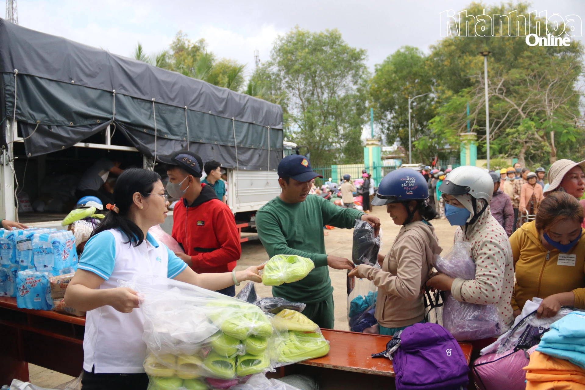 Người dân nhận hàng theo thứ tự.