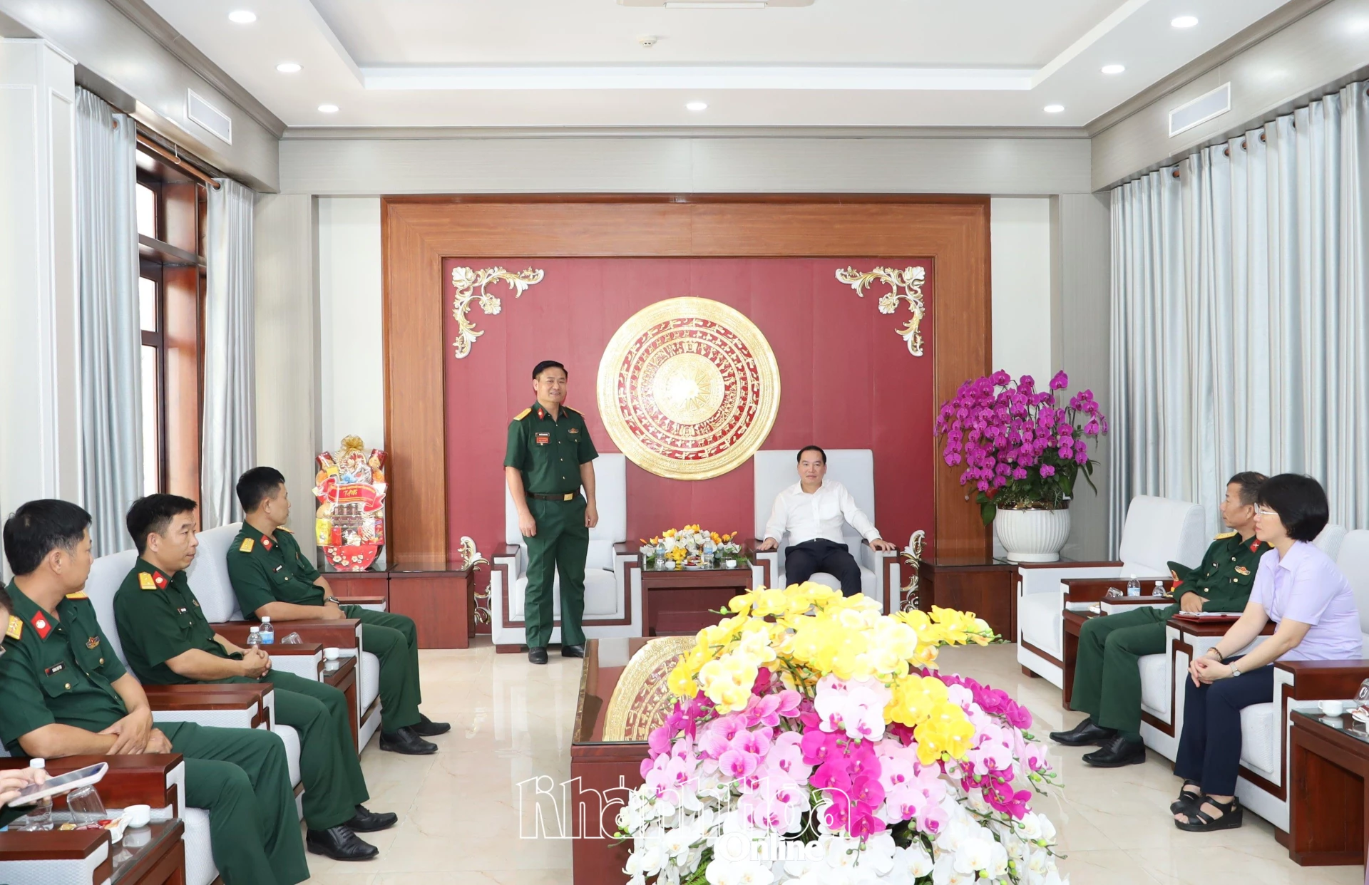 Lãnh đạo Trường sĩ quan Thông tin báo cáo sơ bộ về tình hình hoạt động của đơn vị.