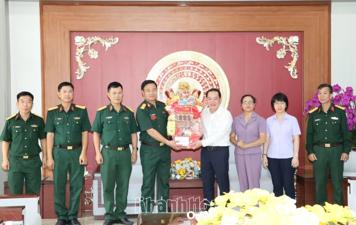 Phó Bí thư Thường trực Tỉnh ủy Hồ Xuân Trường thăm, chúc mừng các đơn vị quân đội