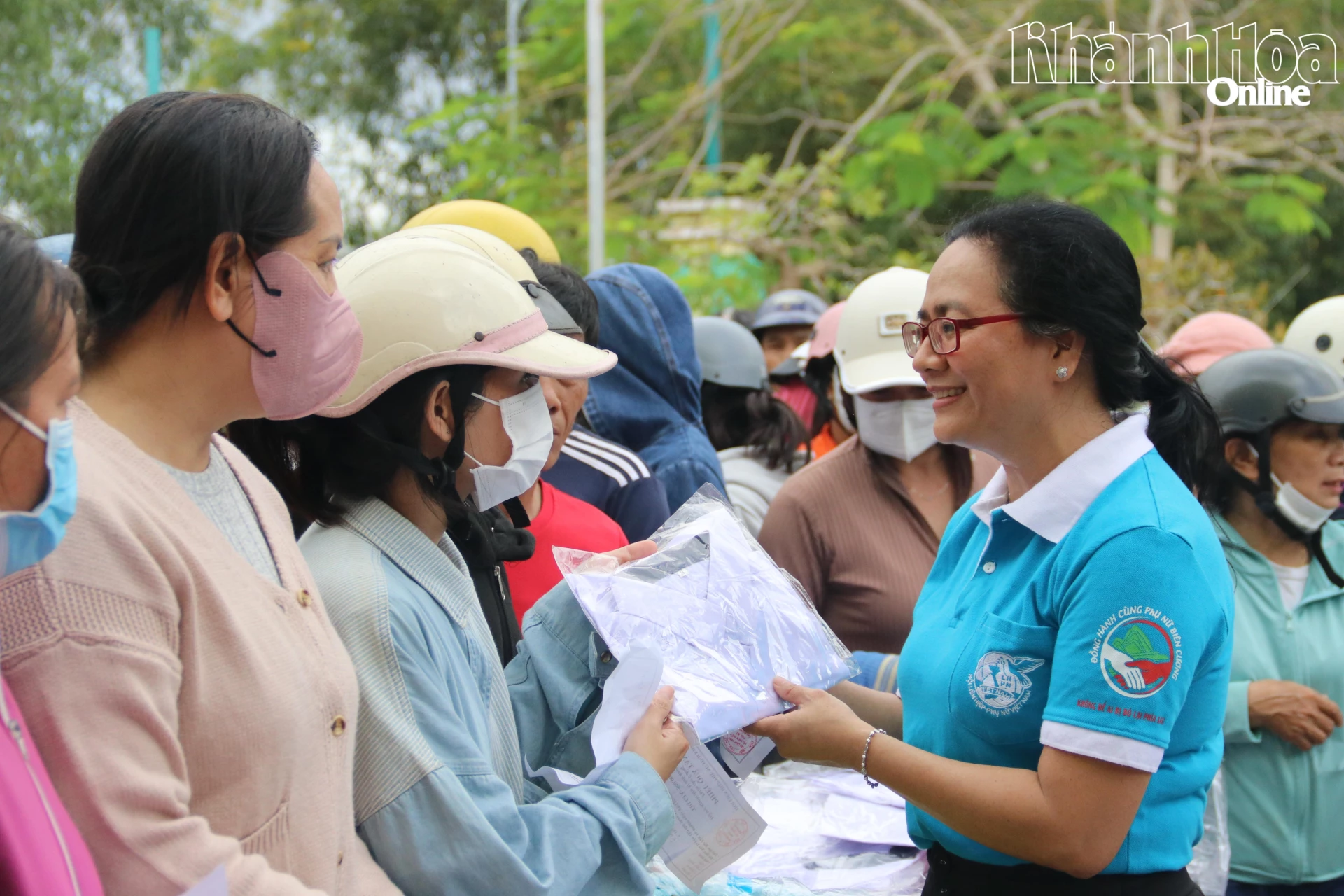 Trao tặng đồng phục cho các gia đình có con em đang đi học.