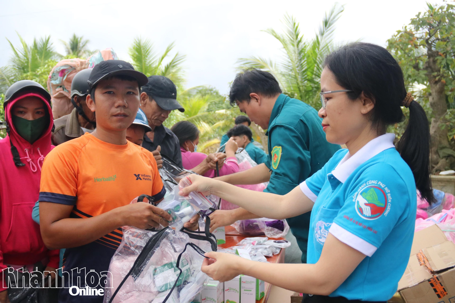 Ngoài các nhu yếu phẩm, người dân còn được nhận thuốc uống.