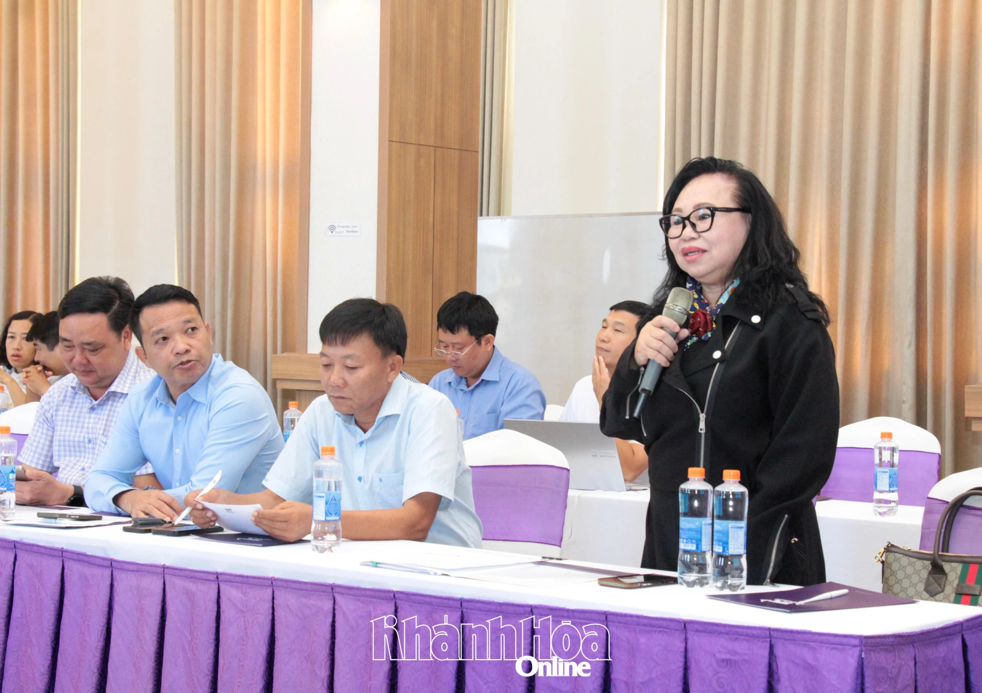 Đại diện doanh nghiệp thảo luận đề xuất một số vấn đề về đầu tư vào lĩnh vực nuôi biển tại khu vực phía Nam tỉnh