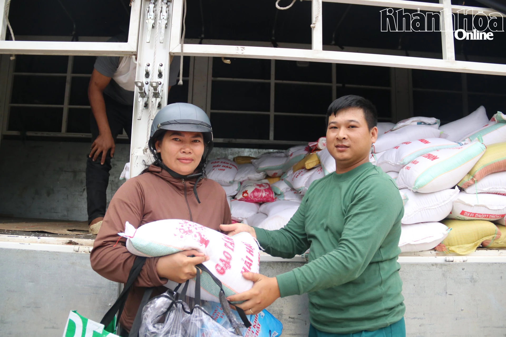 Người dân vui mừng nhận gạo tại phiên chợ 0 đồng.