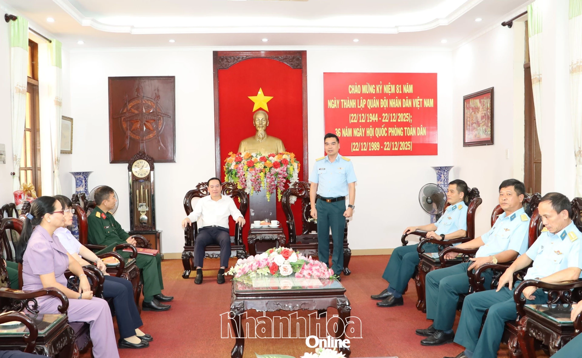 Lãnh đạo Trường Sĩ quan Không quân thông tin sơ bộ tình hoạt động của đơn vị với Phó Bí thư Thường trực Tỉnh ủy Hồ Xuân Trường.