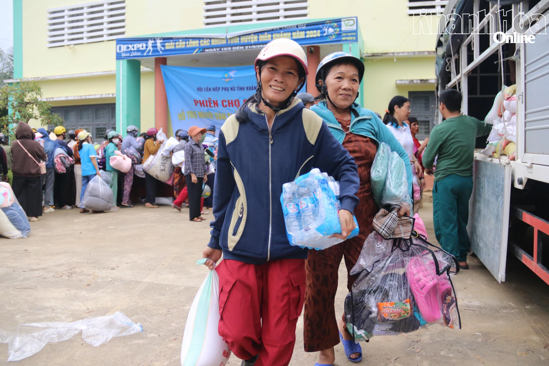 Mọi người vui vẻ ra về với nhiều món hàng trên tay.