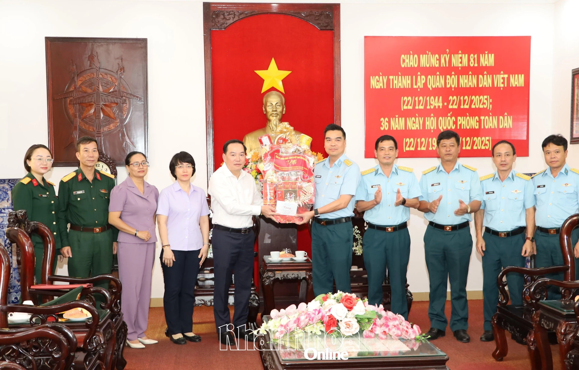 Đồng chí Hồ Xuân Trường tặng quà, chúc mừng Trường sĩ quan Không quân.