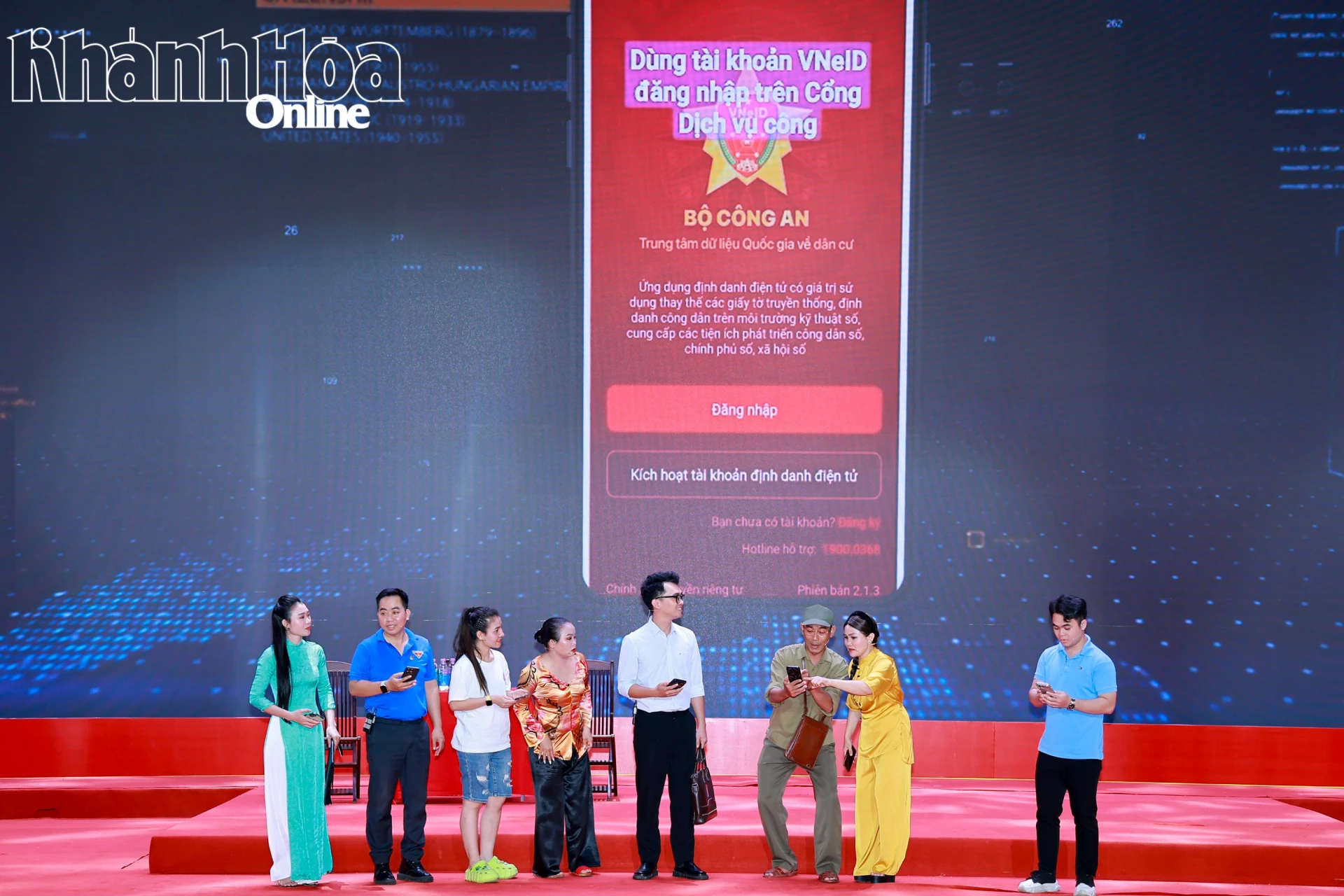 Một cảnh trong tiểu phẩm “Cổng làng ngày chuyển đổi số”.