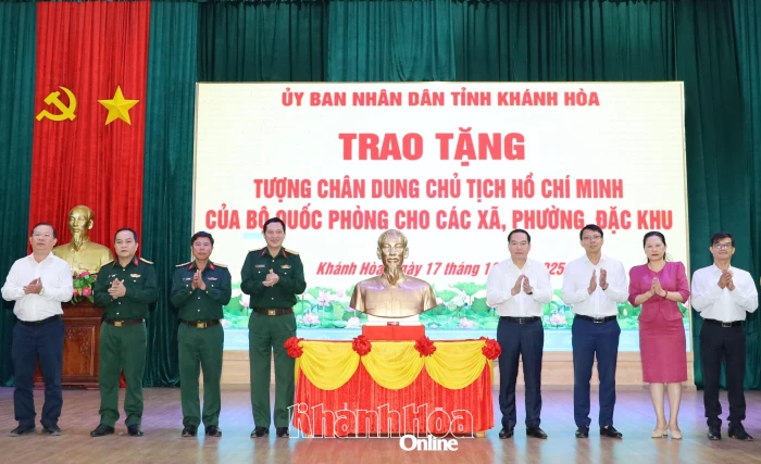 Tặng tượng chân dung Chủ tịch Hồ Chí Minh của Bộ Quốc phòng cho 65 xã, phường, đặc khu