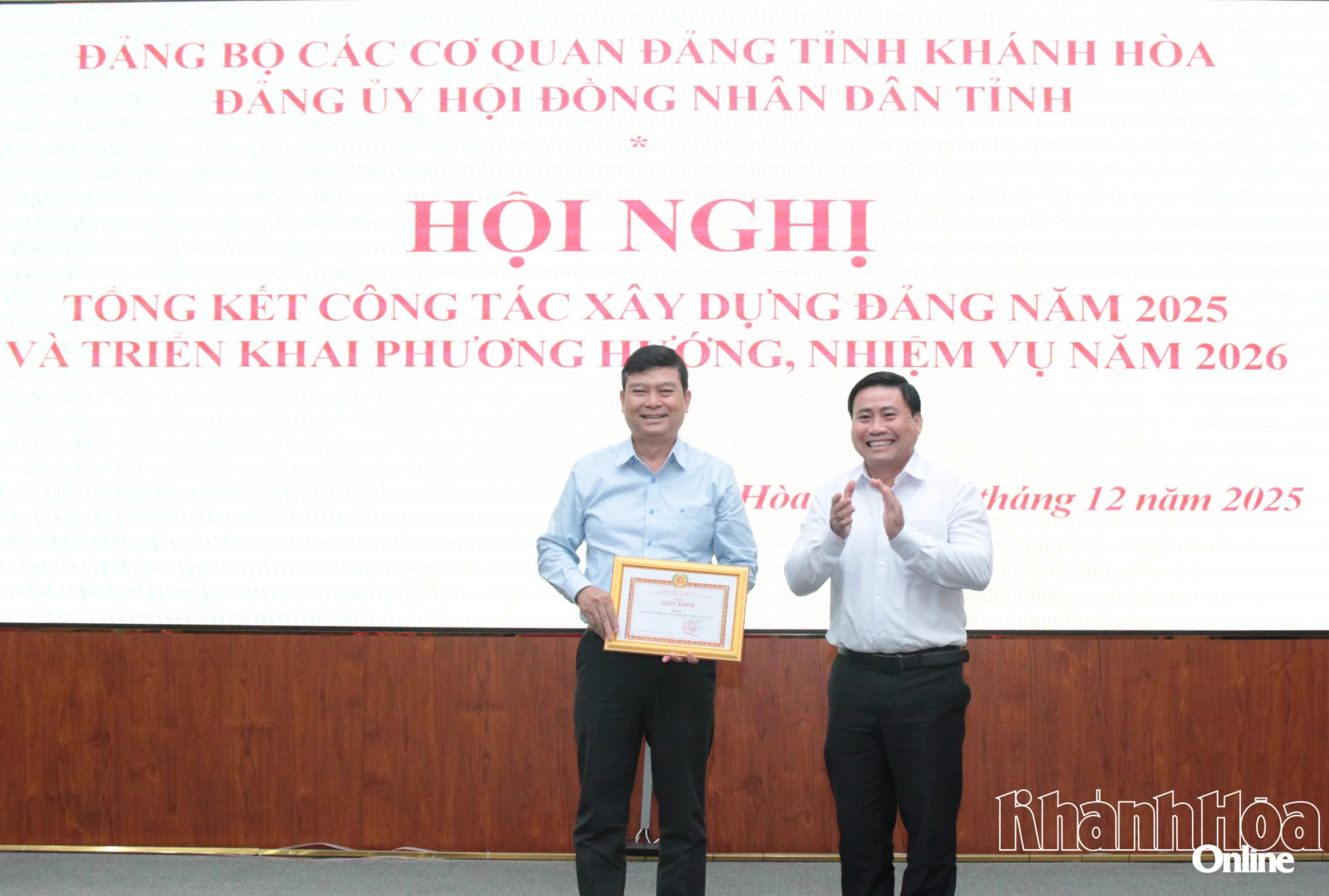 Đồng chí Lâm Đông trao giấy khen cho 1 tập thể chi bộ hoàn thành xuất sắc nhiệm vụ năm 2025