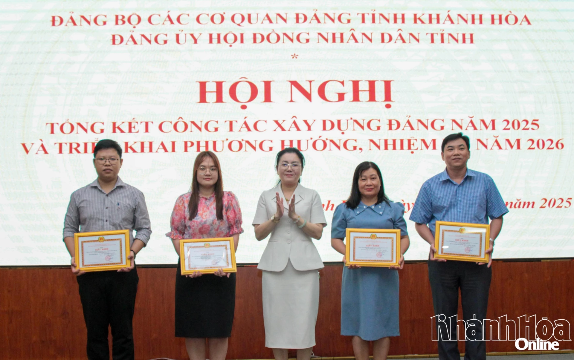 Đồng chí Phạm Thị Xuân Trang trao Giấy khen cho các đảng viên hoàn thành xuất sắc nhiệm vụ năm 2025