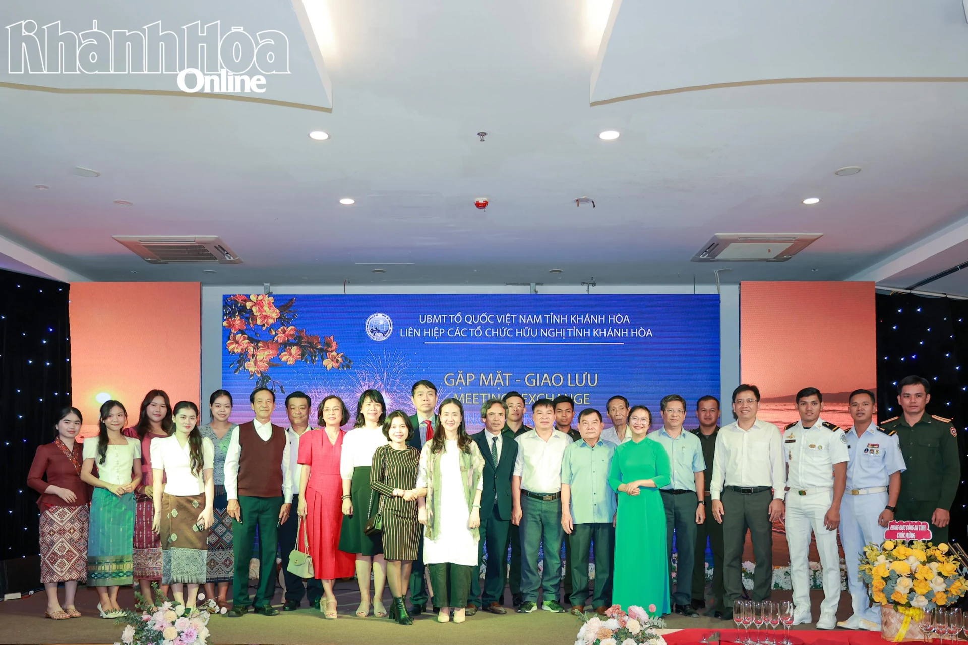 Các đại biểu chụp hình lưu niệm tại buổi gặp mặt.