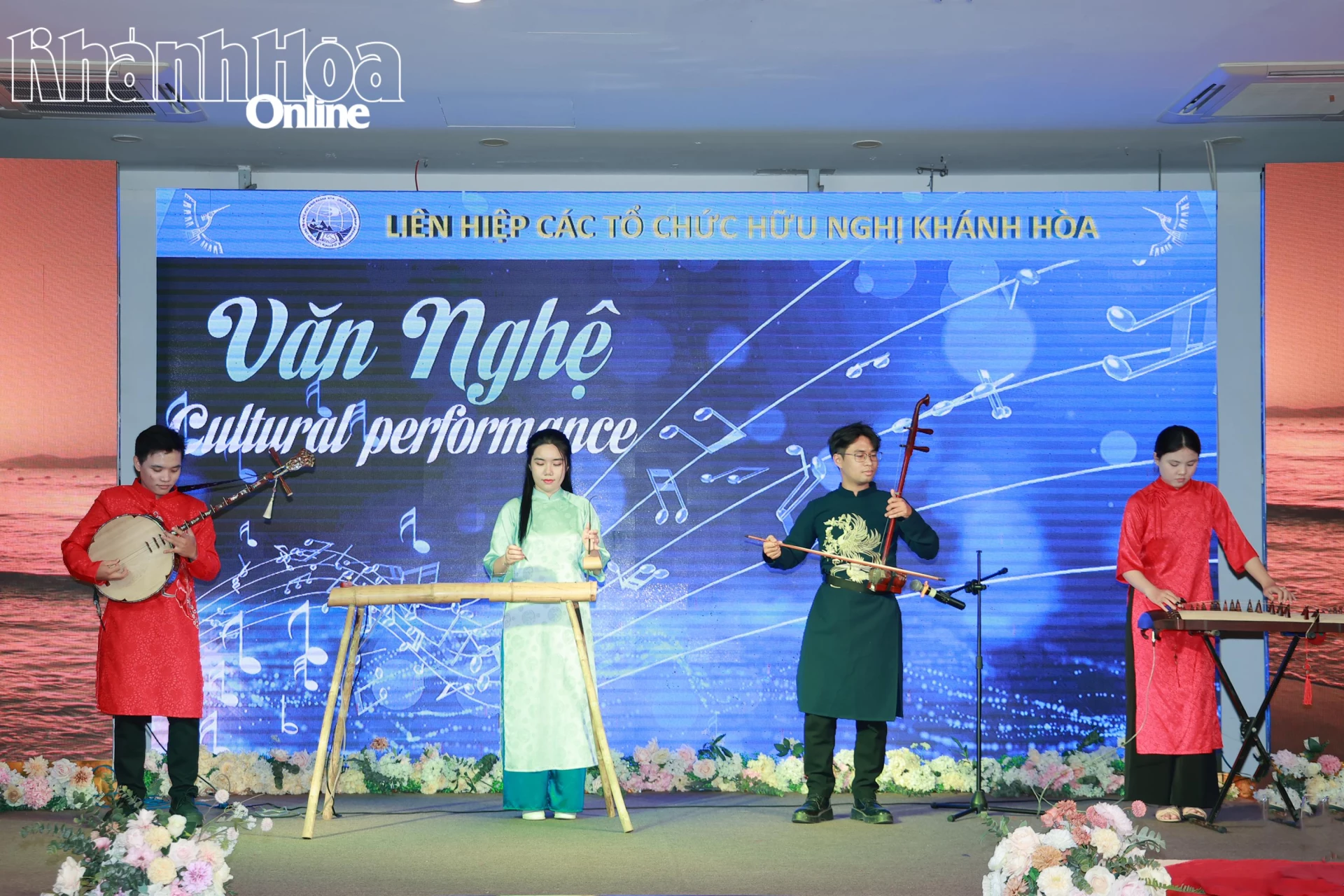 Tiết mục hòa tấu nhạc cụ dân tộc tại buổi gặp mặt.