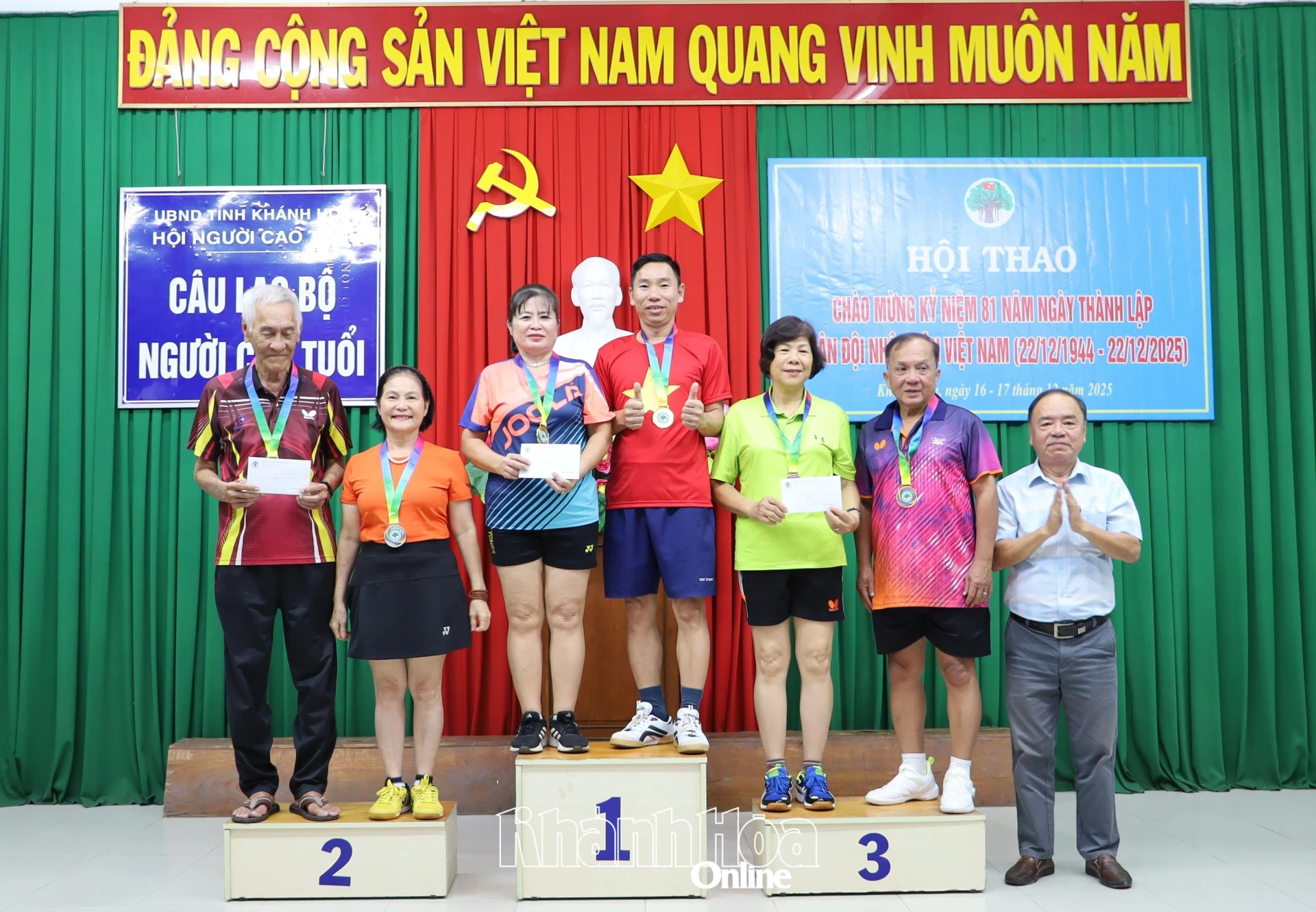 Đại diện Hội Người cao tuổi tỉnh trao giải cho các vận động viên đạt kết quả cao.