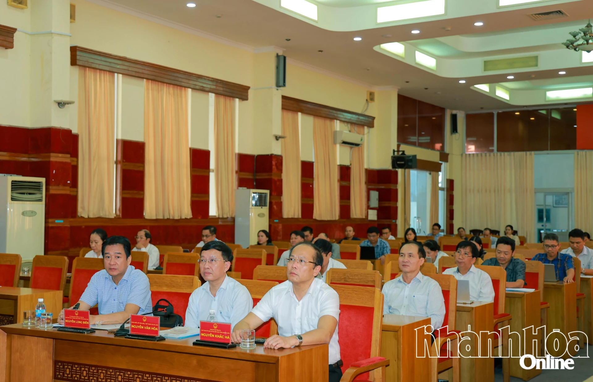 Các đồng chí lãnh đạo tỉnh tham dự hội nghị từ điểm cầu tỉnh Khánh Hòa.