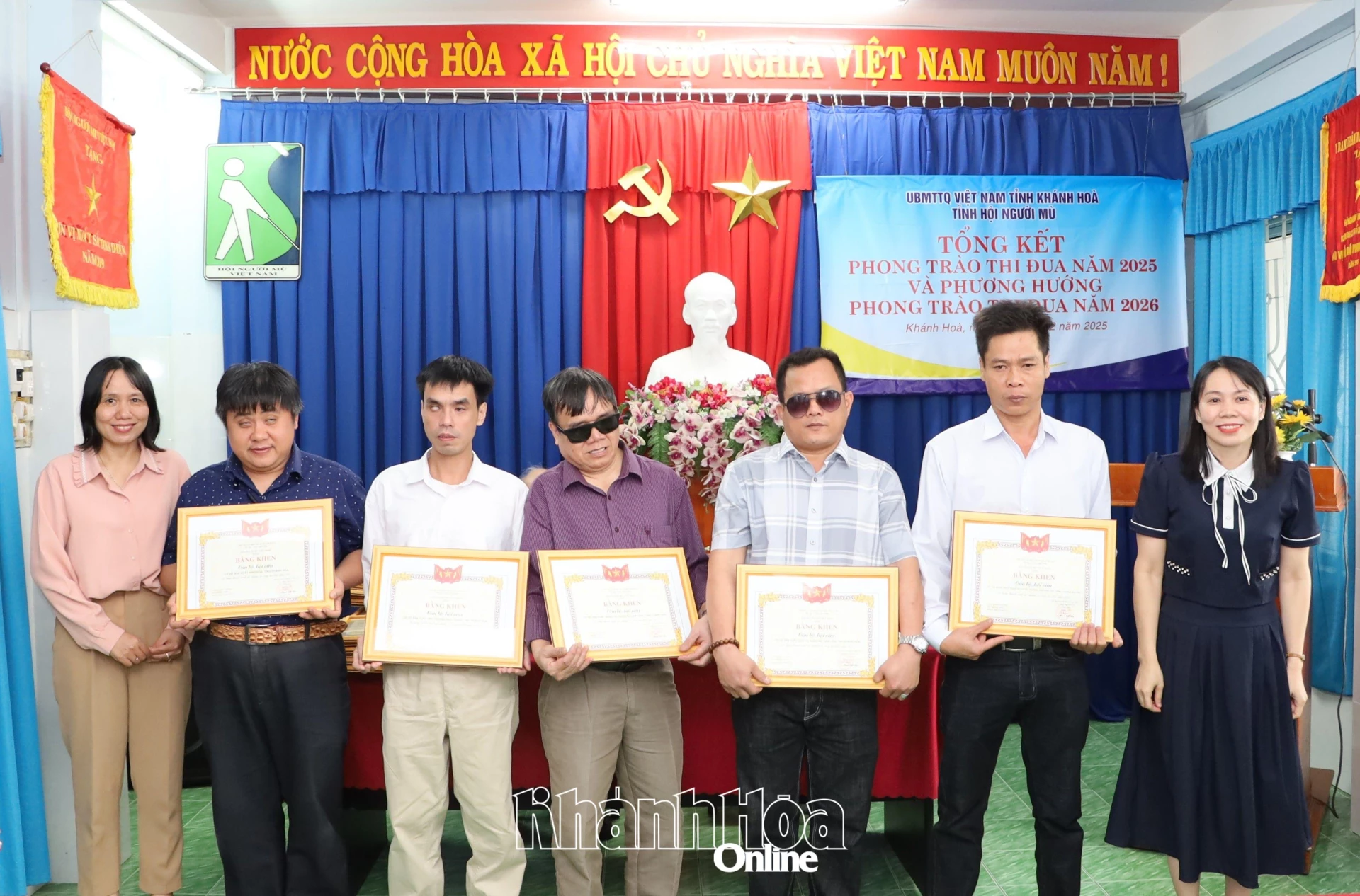 Đại diện các sở, ban, ngành trao bằng khen của Hội Người mù Việt Nam cho những tập thể, cá nhân xuất sắc.