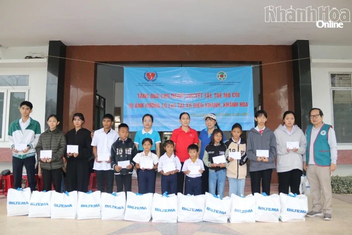 Trao 100 suất quà cho trẻ em mồ côi, người khuyết tật bị ảnh hưởng do mưa lũ