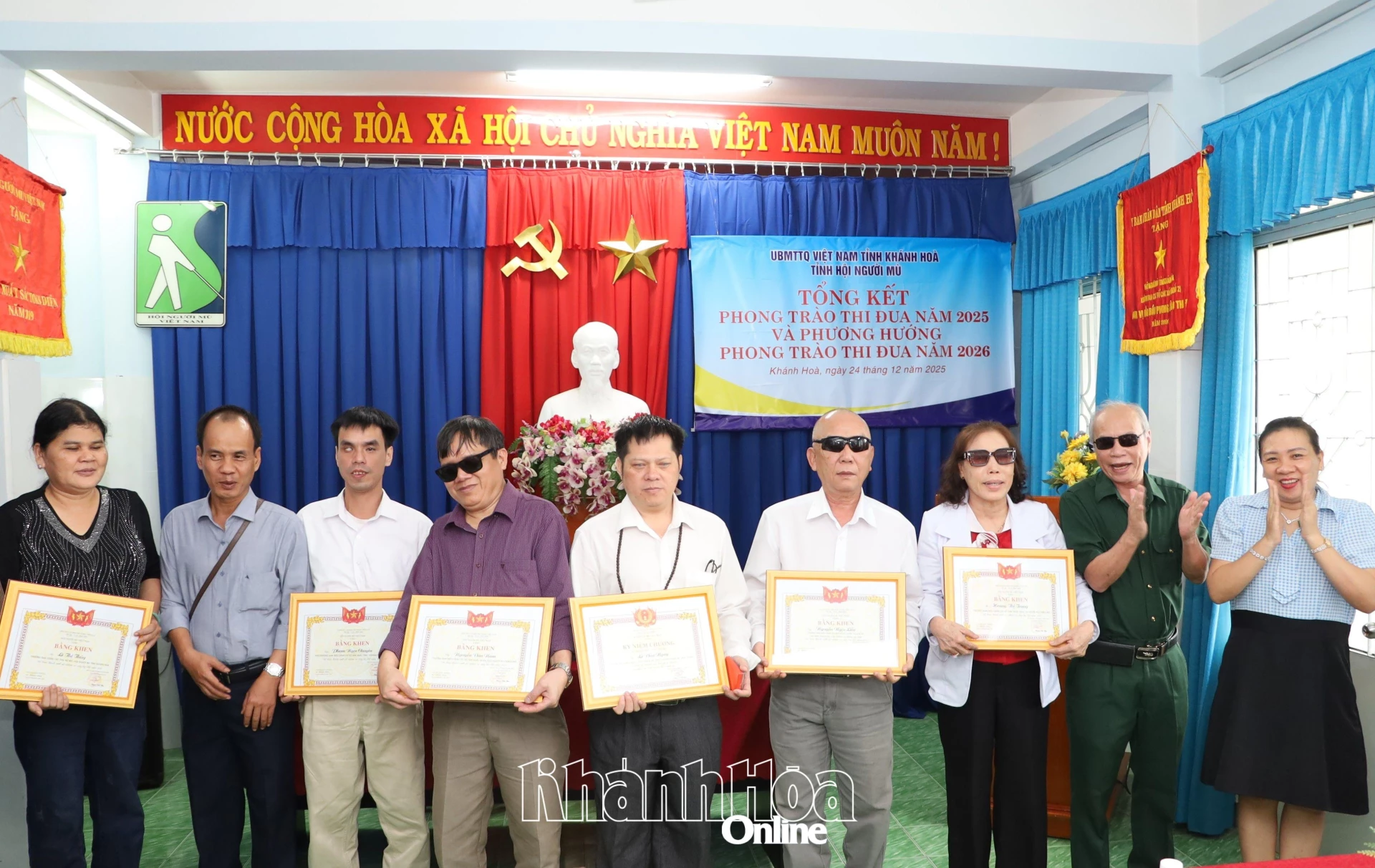 Trao bằng khen của Hội Người mù Việt Nam cho những cá nhân xuất sắc.