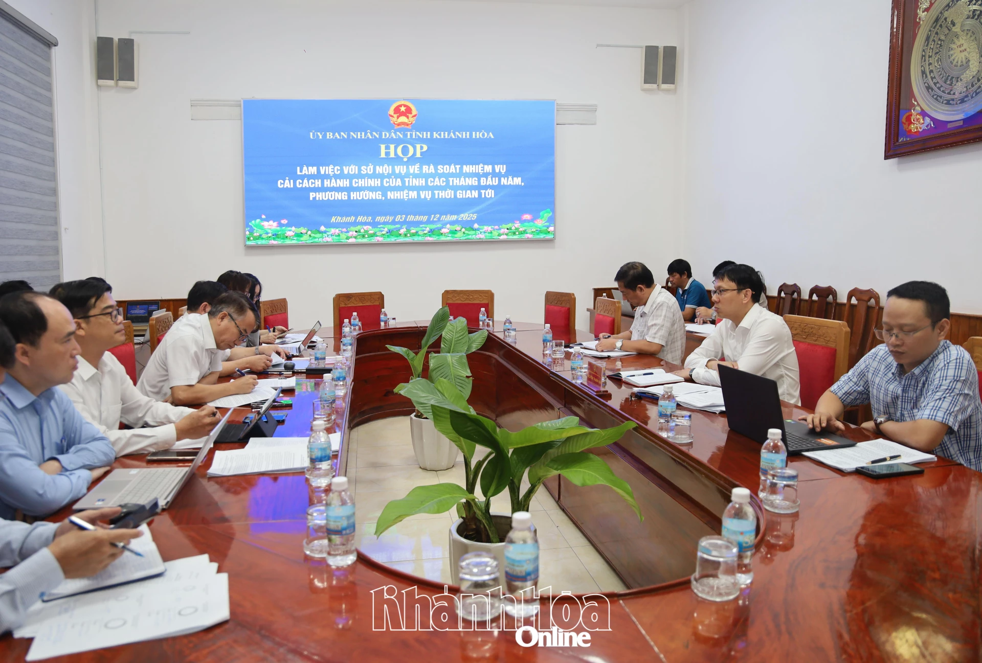 Quang cảnh cuộc họp.