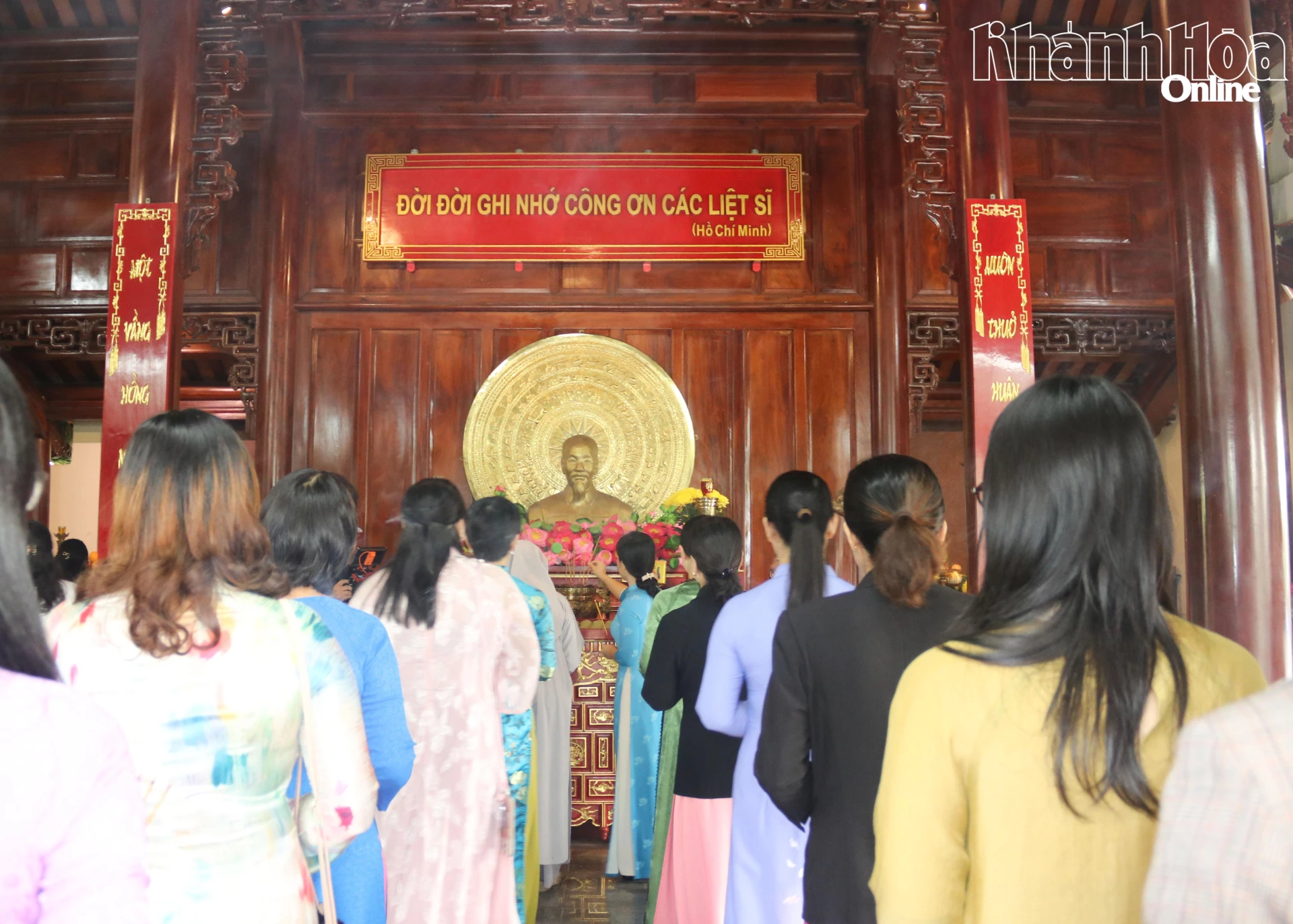 Các đại biểu dâng hương viếng Chủ tịch Hồ Chí Minh.