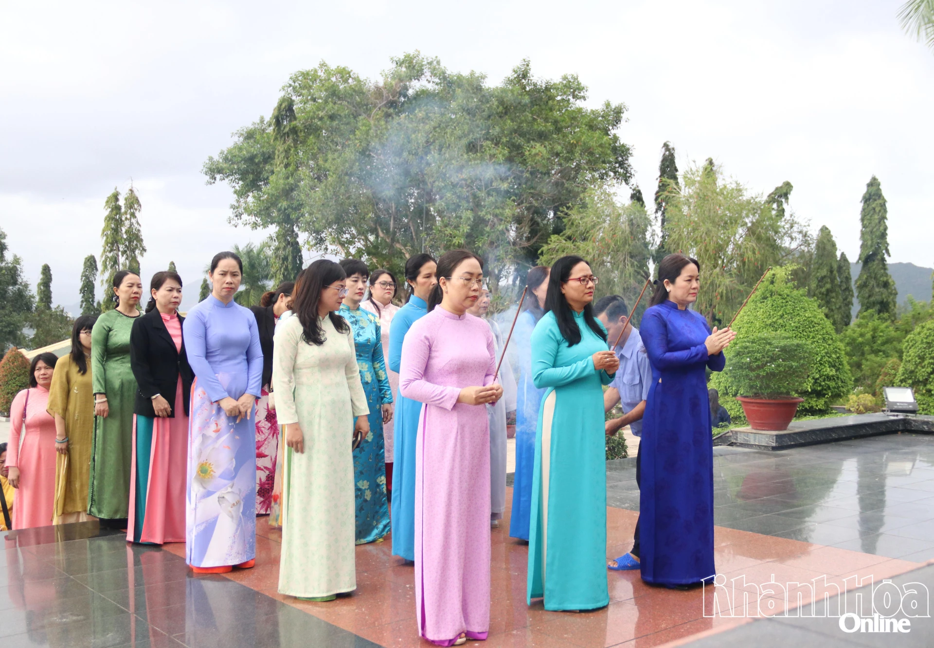 Đoàn dâng hương, dâng hoa tưởng niệm các anh hùng liệt sĩ.