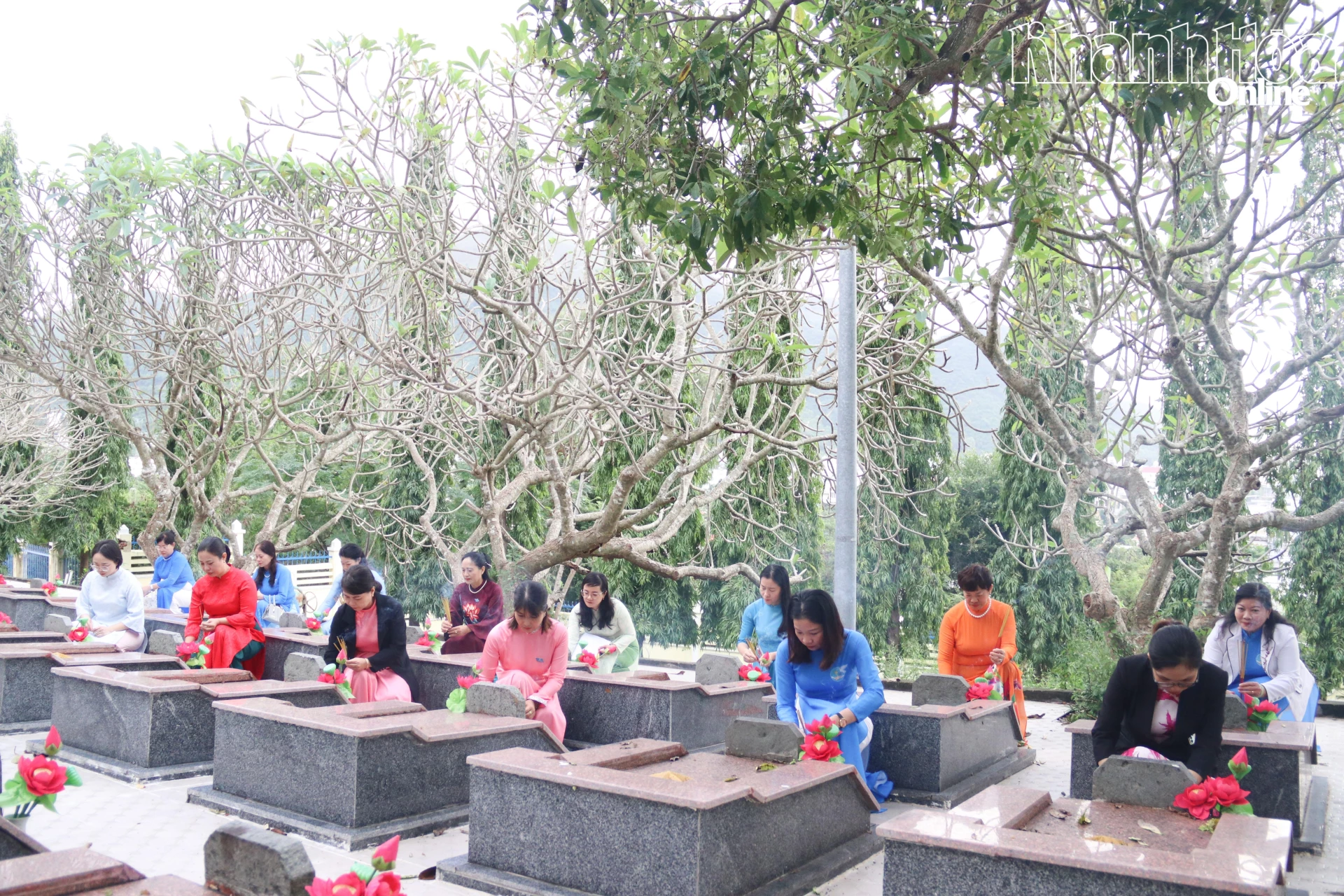 Các đại biểu thắp hương tại các phần mộ liệt sĩ.