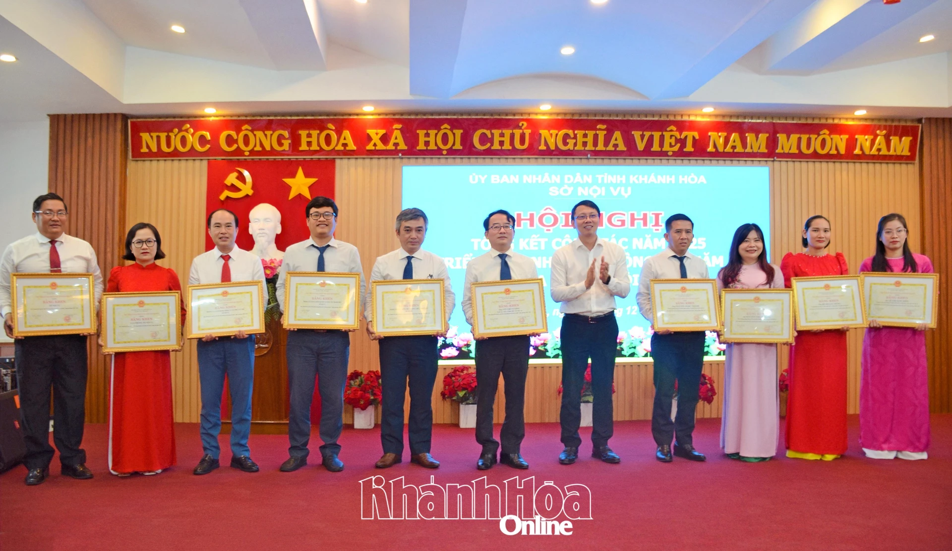 Phó Chủ tịch UBND tỉnh Nguyễn Thanh Hà trao bằng khen cho các tập thể, cá nhân xuất sắc giai đoạn 2020-2025.