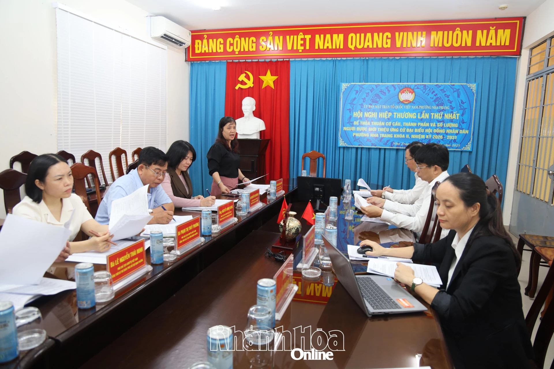 Chủ tịch Ủy ban MTTQ Việt Nam phường Nguyễn Thị Phương Duyên điều hành hội nghị.