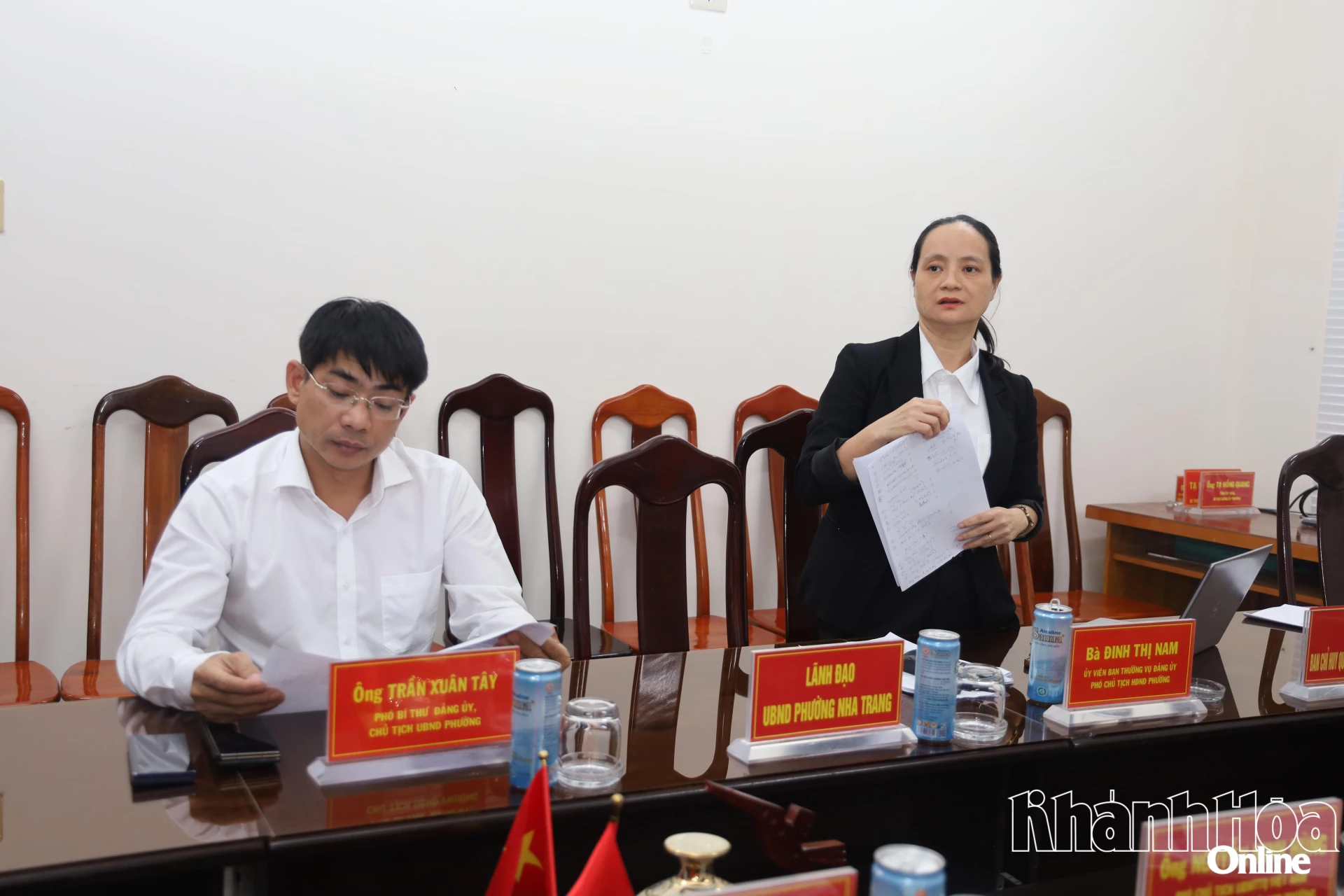 Phó Chủ tịch HĐND phường Đinh Thị Nam trình bày dự kiến cơ cấu, thành phần, phân bổ số lượng người được giới thiệu ứng cử đại biểu HĐND phường khóa II.