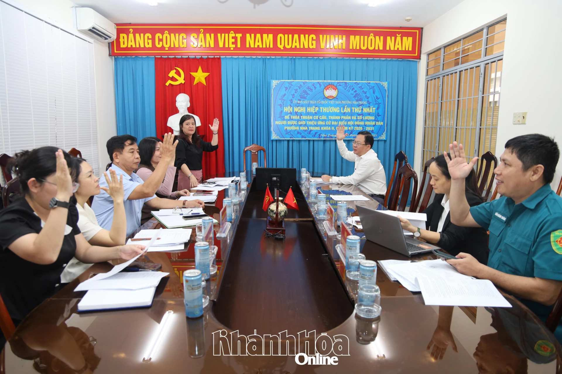 Các đại biểu biểu quyết thông qua kết quả hiệp thương lần thứ nhất.