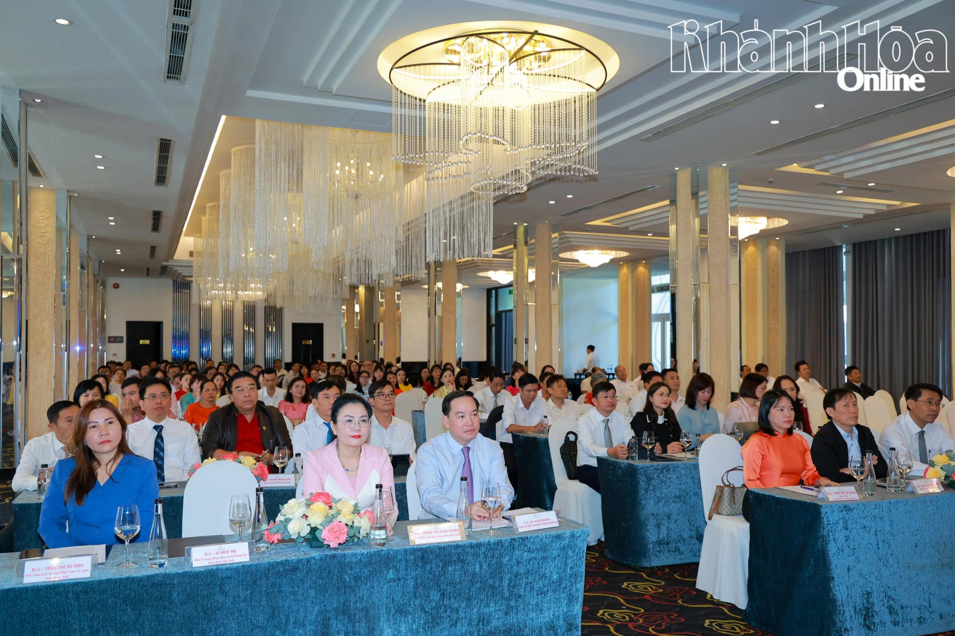 Các đồng chí lãnh đạo tỉnh tham dự hội nghị.