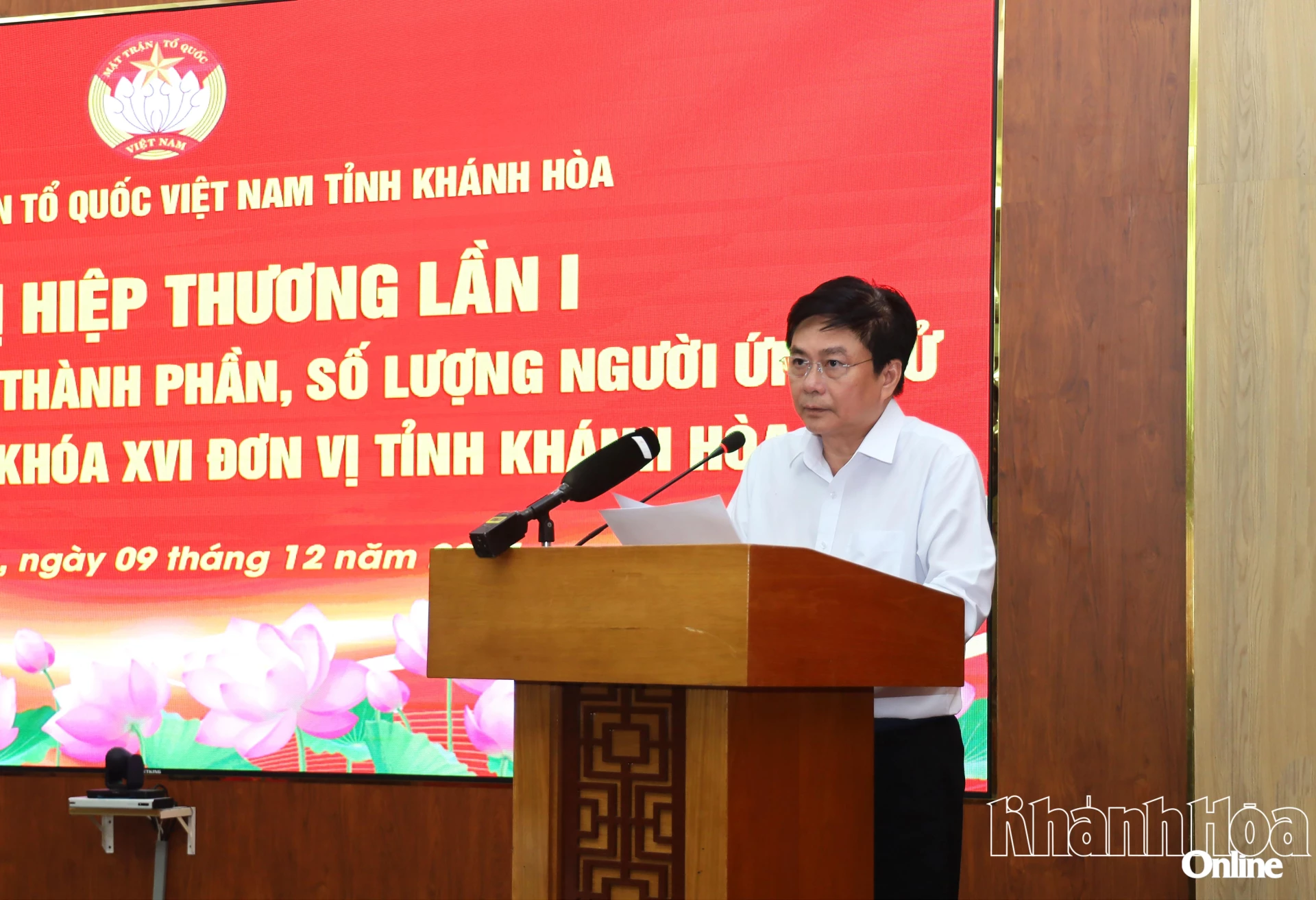 Phó Chủ tịch HĐND tỉnh Lữ Thanh Hải trình bày dự kiến cơ cấu, thành phần, số lượng người được giới thiệu ứng cử đại biểu Quốc hội khóa XVI đơn vị tỉnh Khánh Hòa.