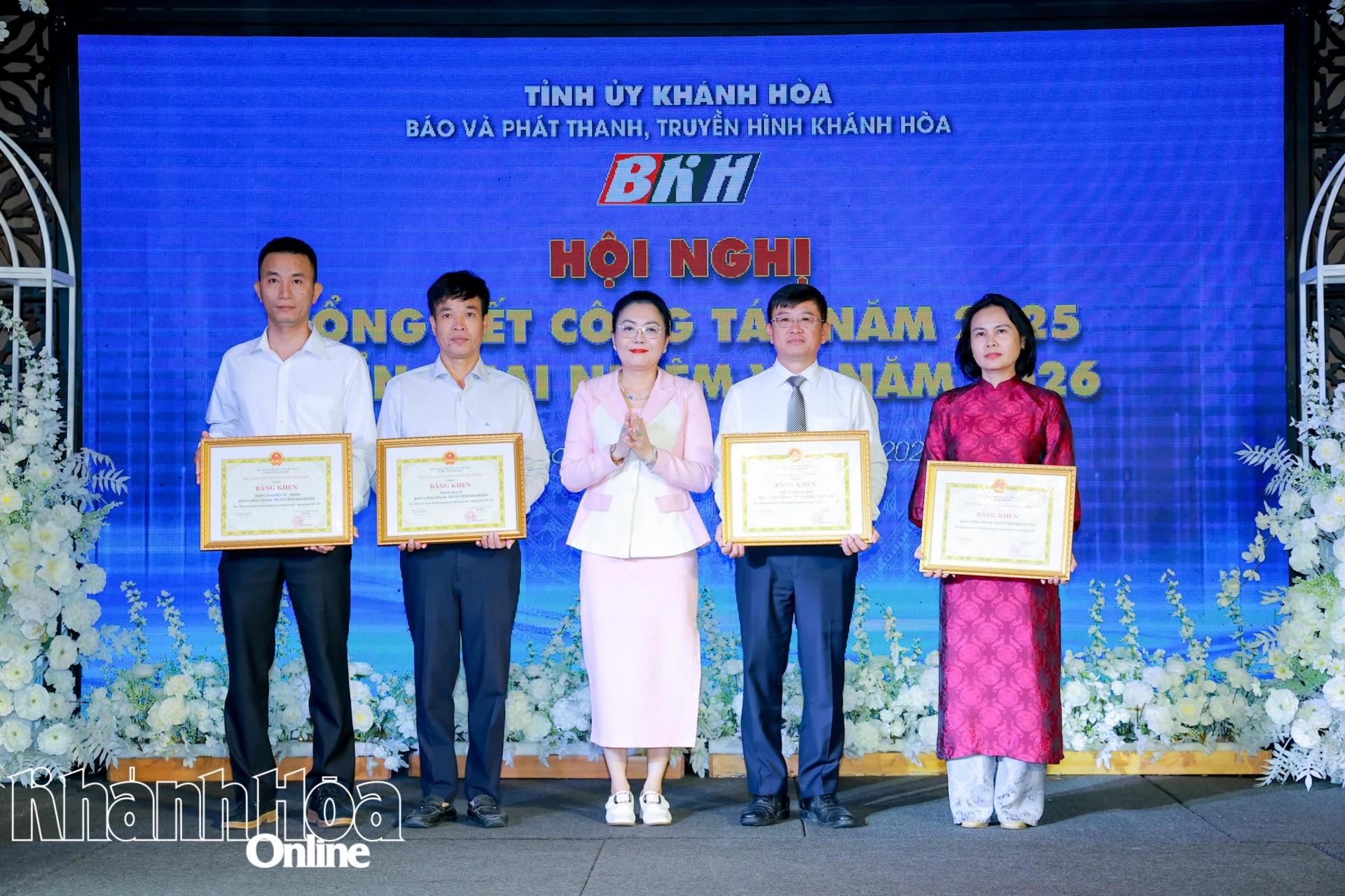 Đồng chí Phạm Thị Xuân Trang trao bằng khen UBND tỉnh cho đại diện các tập thê.