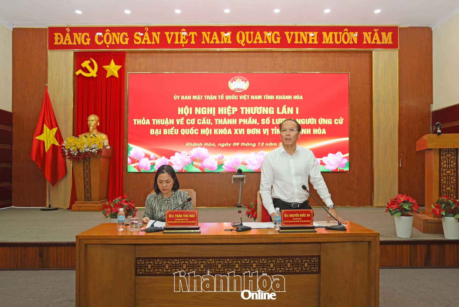 Các đồng chí chủ trì hội nghị.