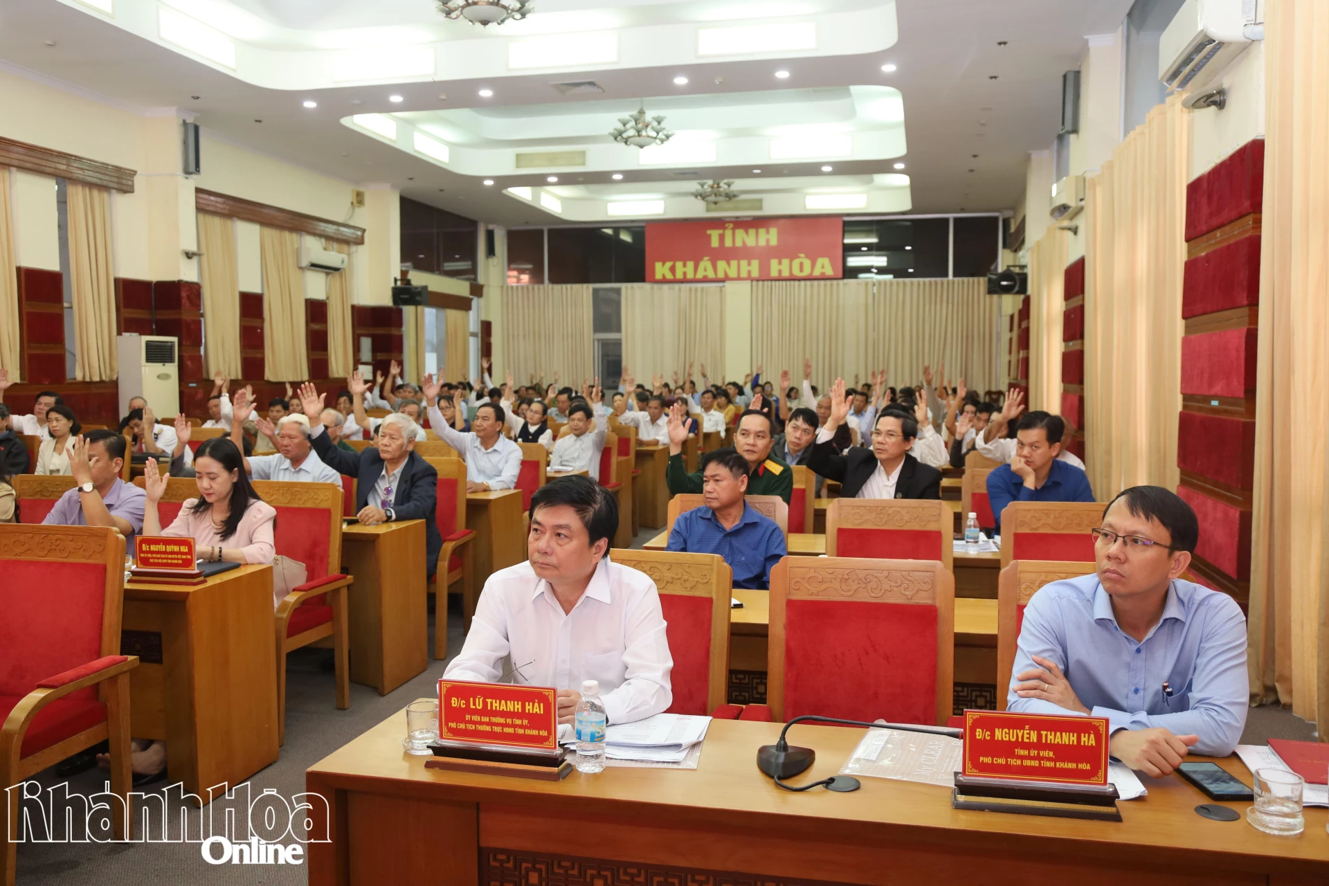 Các đại biểu biểu quyết thông qua cơ cấu, thành phần, số lượng người được giới thiệu ứng cử đại biểu HĐND tỉnh nhiệm kỳ 2026-2031.  